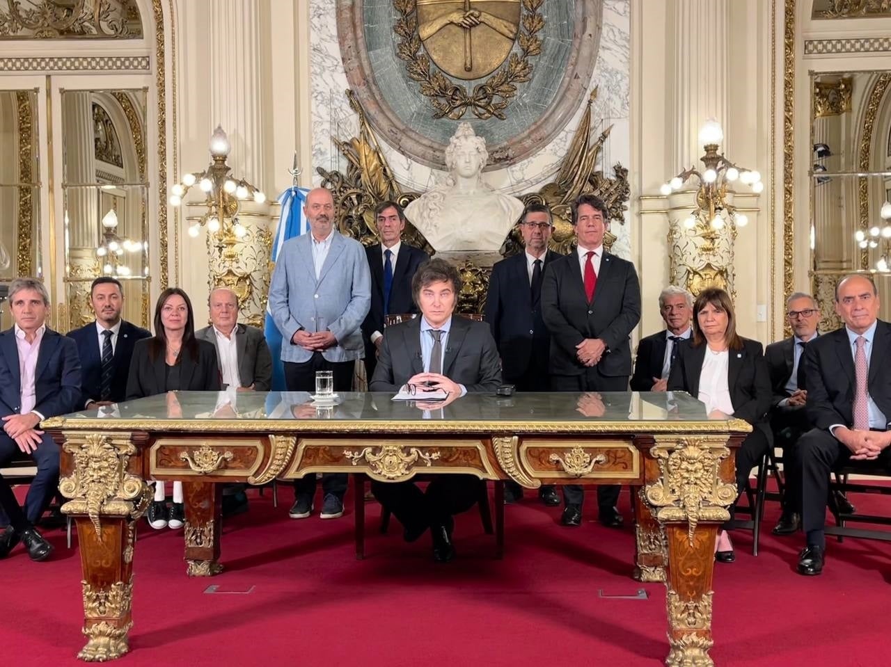 El president argentí Javier Milei amb ministres i col·laboradors durant la presentació del Decreto de Necesidad y Urgencia / EP