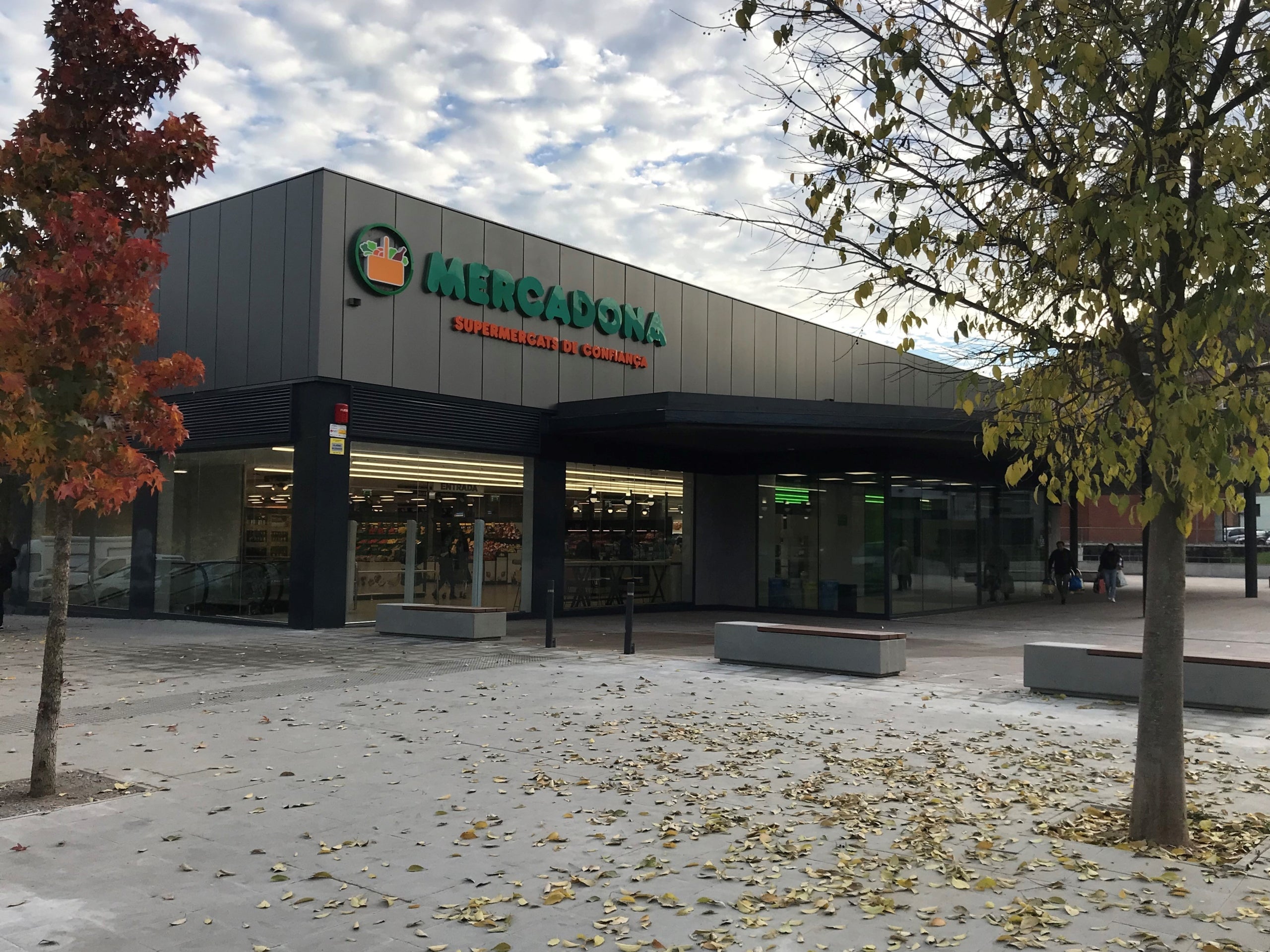 Exterior del supermercat Mercadona a Ripoll, una de les 21 botigues a les comarques gironines amb el nou model implantat / Mercadona