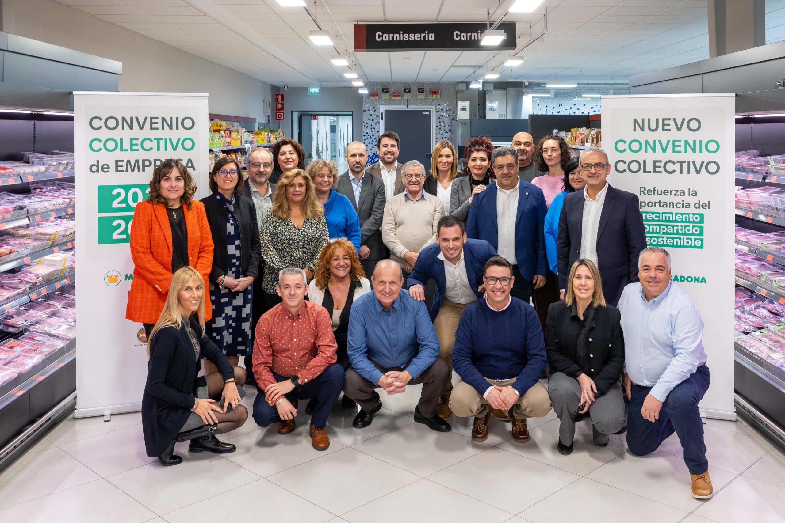 Els representants de Mercadona i els sindicats en la firma del nou conveni col·lectiu / Mercadona