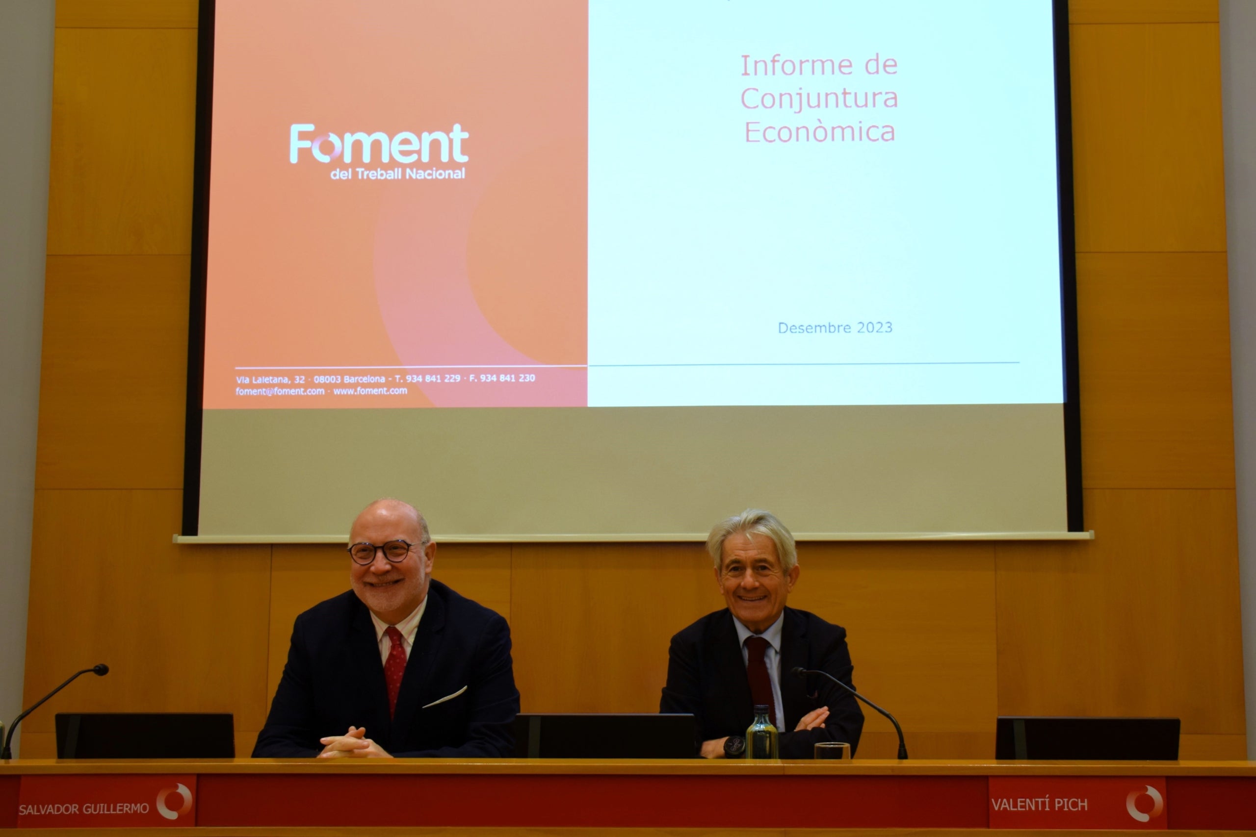 El cap d'estudis de Foment del Treball, Salvador Guillermo, amb el president de la comissió d'Economia, Valentí Pich, durant la presentació de l'informe de conjuntura econòmica de la patronal / Foment del Treball
