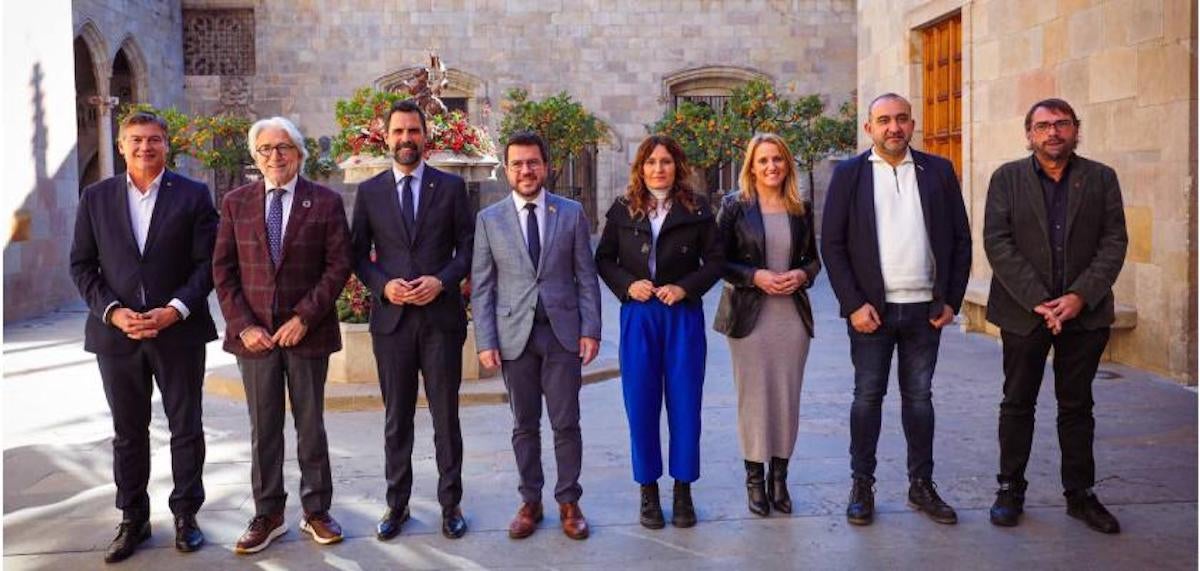 El president de la Generalitat, Pere Aragonès, els consellers Natàlia Mas (Economía), Laura Vilagrà (Presidencia) y Roger Torrent (Empresa), els presidents de Foment del Treball, Josep Sánchez Llibre, i Pimec, Antoni Cañete, i els secretaris generals de CC.OO. de Catalunya i UGT de Catalunya, Javier Pacheco i Camil Ros / Cedida