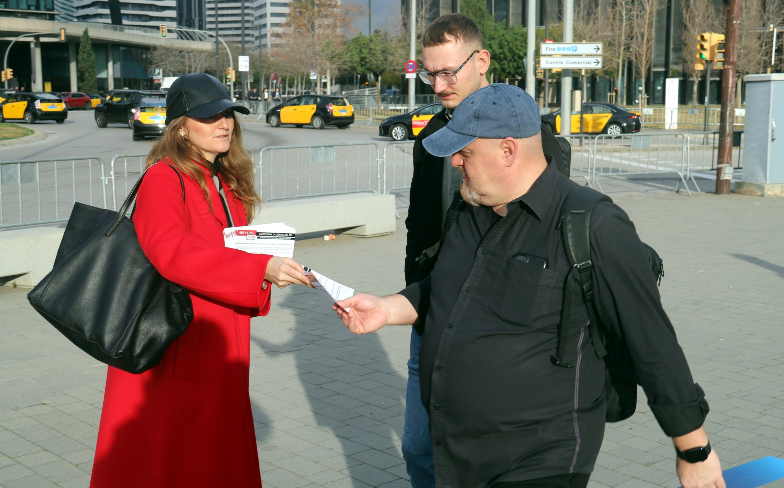 Miembros de Apartur repartiendo folletines informativos entre los asistentes al ISE | Àlex Recolons (ACN)
