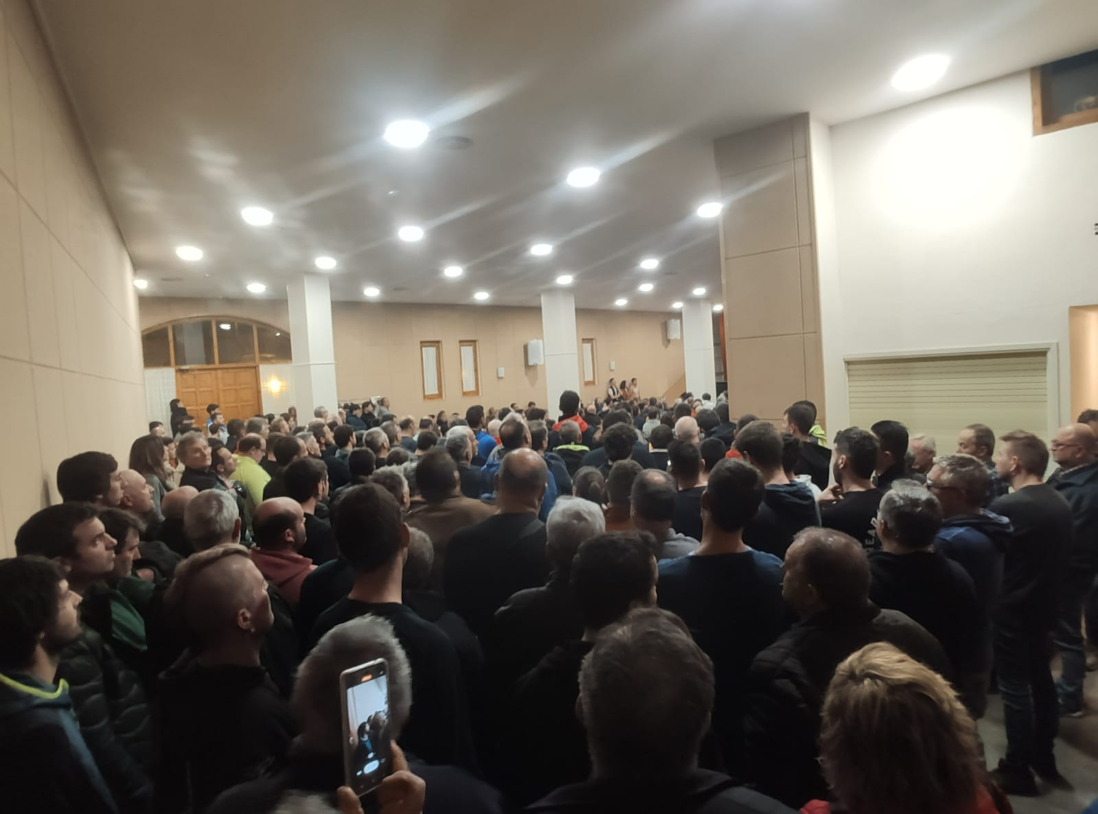 Asamblea de la Plataforma 6-F en Fondarella para acordar el corte de la autovía A-2 para protestar por la situación del sector agrícola y ganadero / ACN