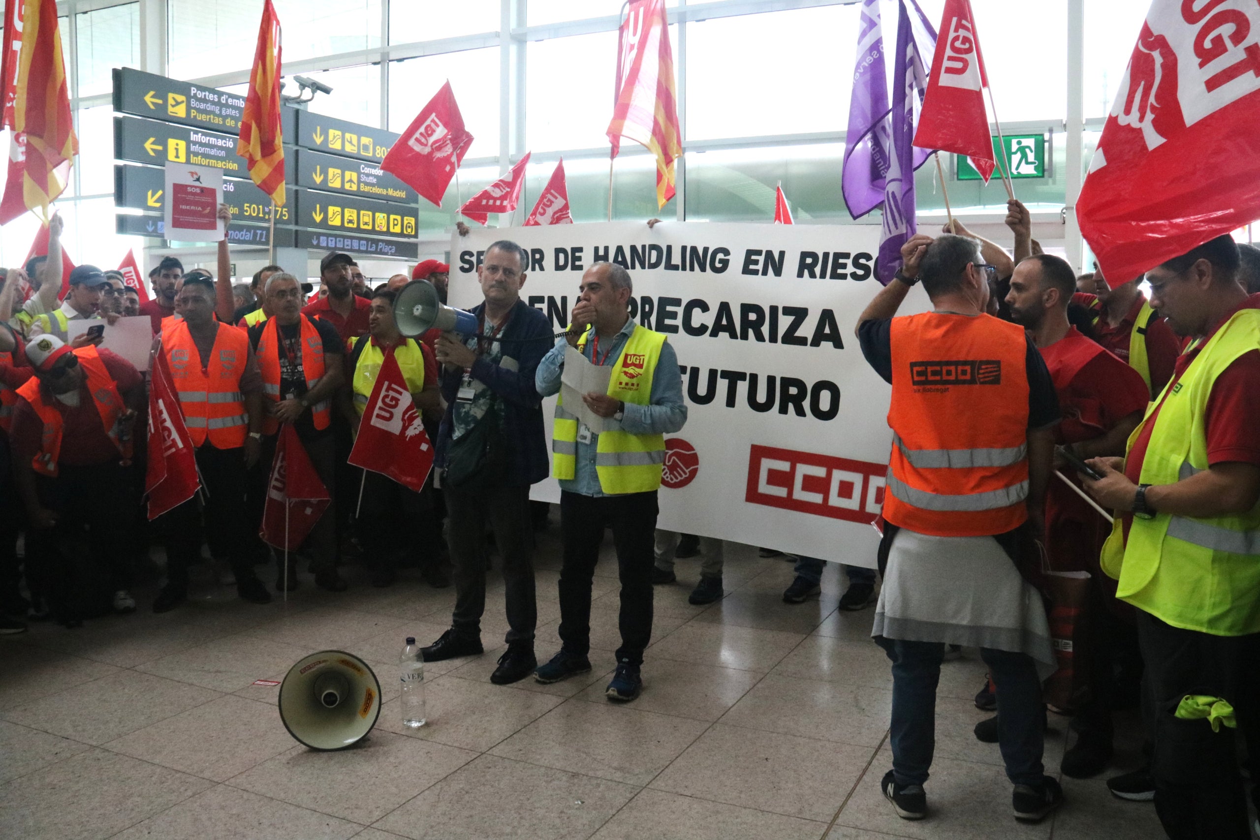 Lectura del manifest per part dels treballadors de 'handling' d'Iberia en contra de la precarització laboral / ACN