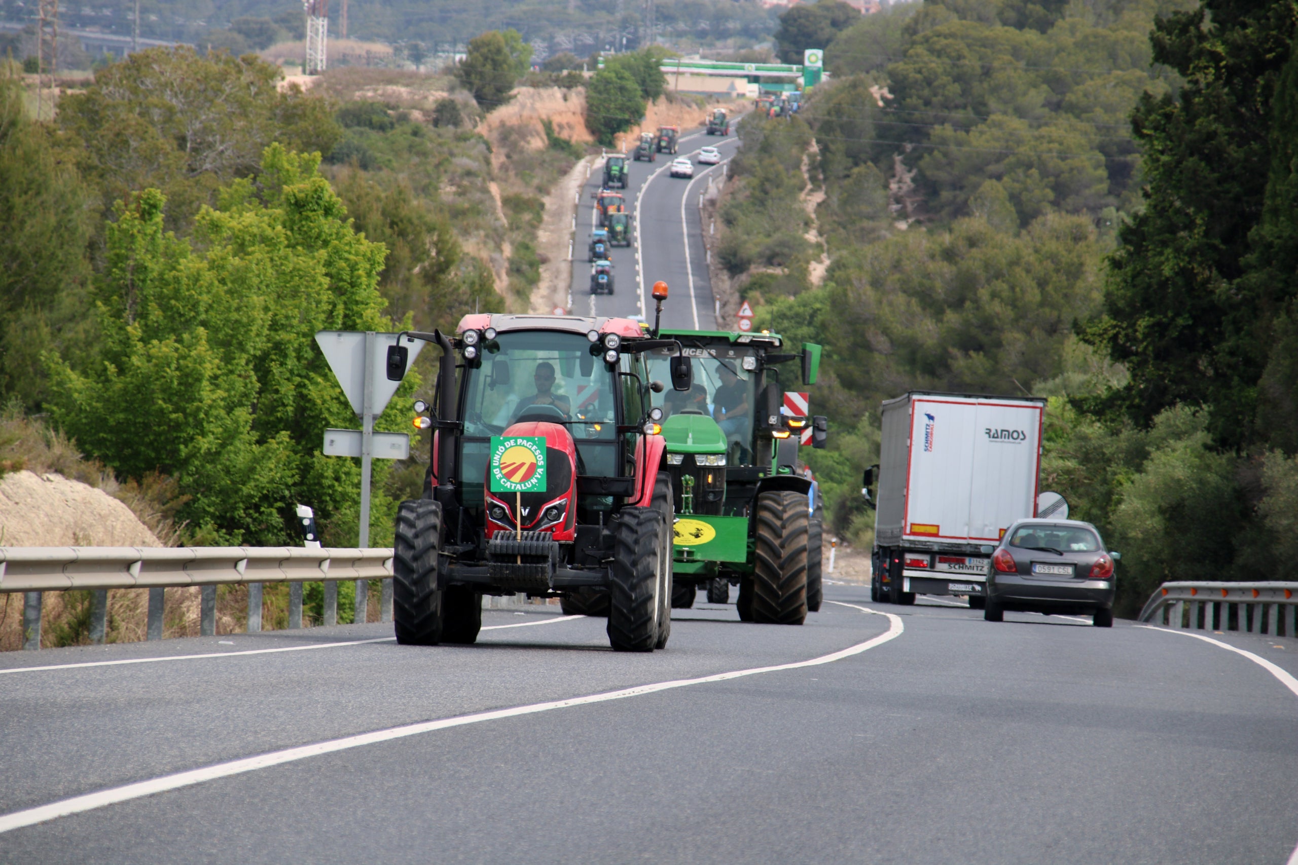 Dos tractores por una carretera / ACN