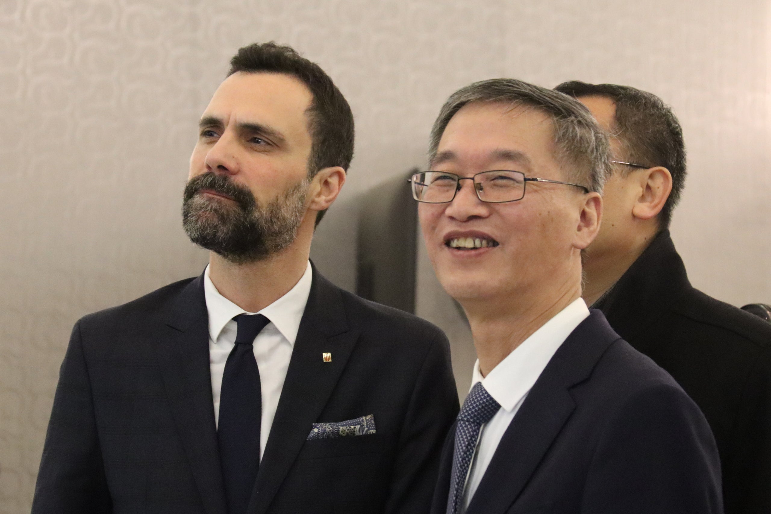 El conseller d'Empresa, Roger Torrent, amb l'ambaixador de la Xina a l'estat espanyol, Yao Jing / ACN