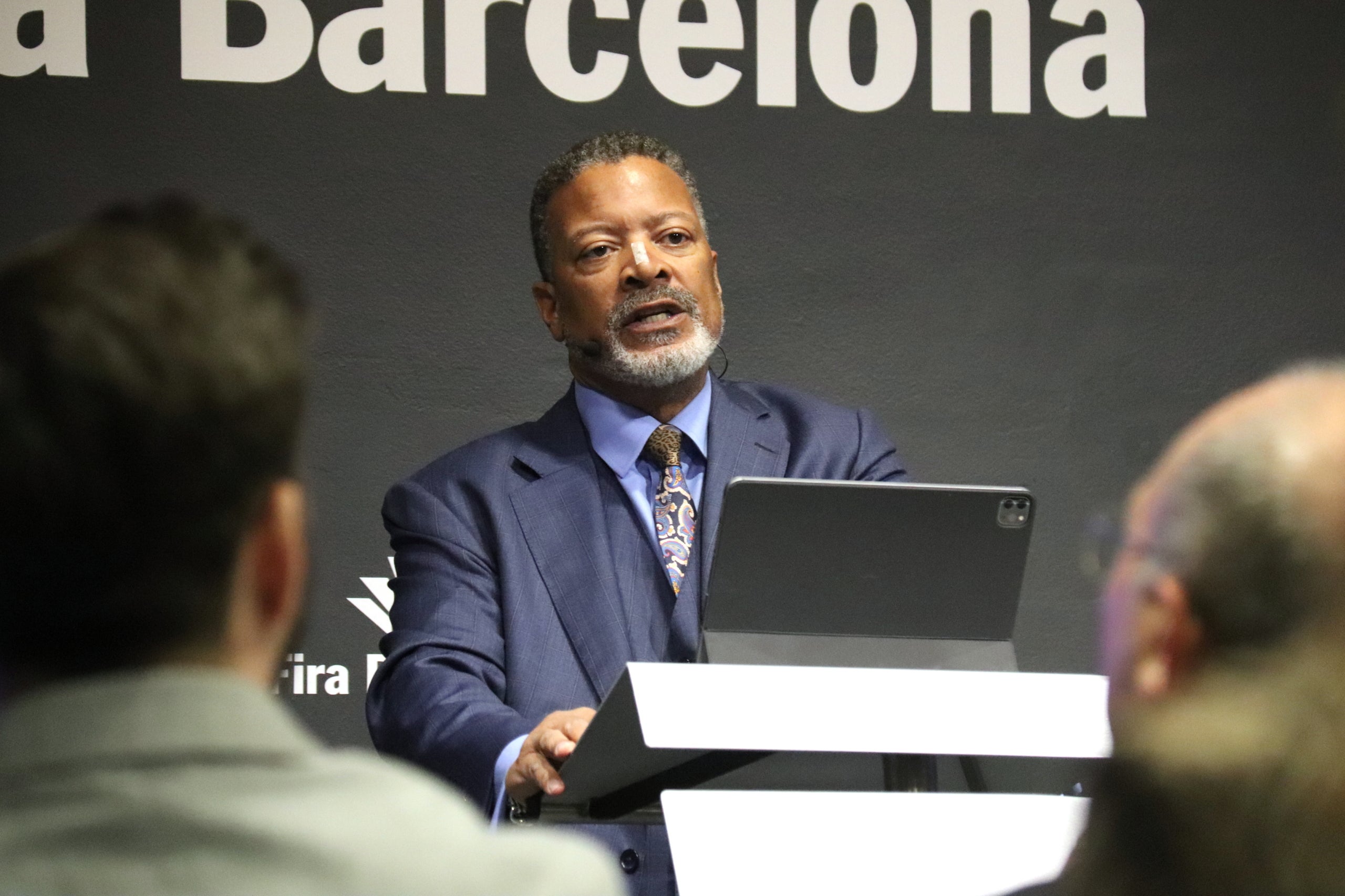 El director general de l'ISE, Mike Blackman, en roda de premsa / ACN