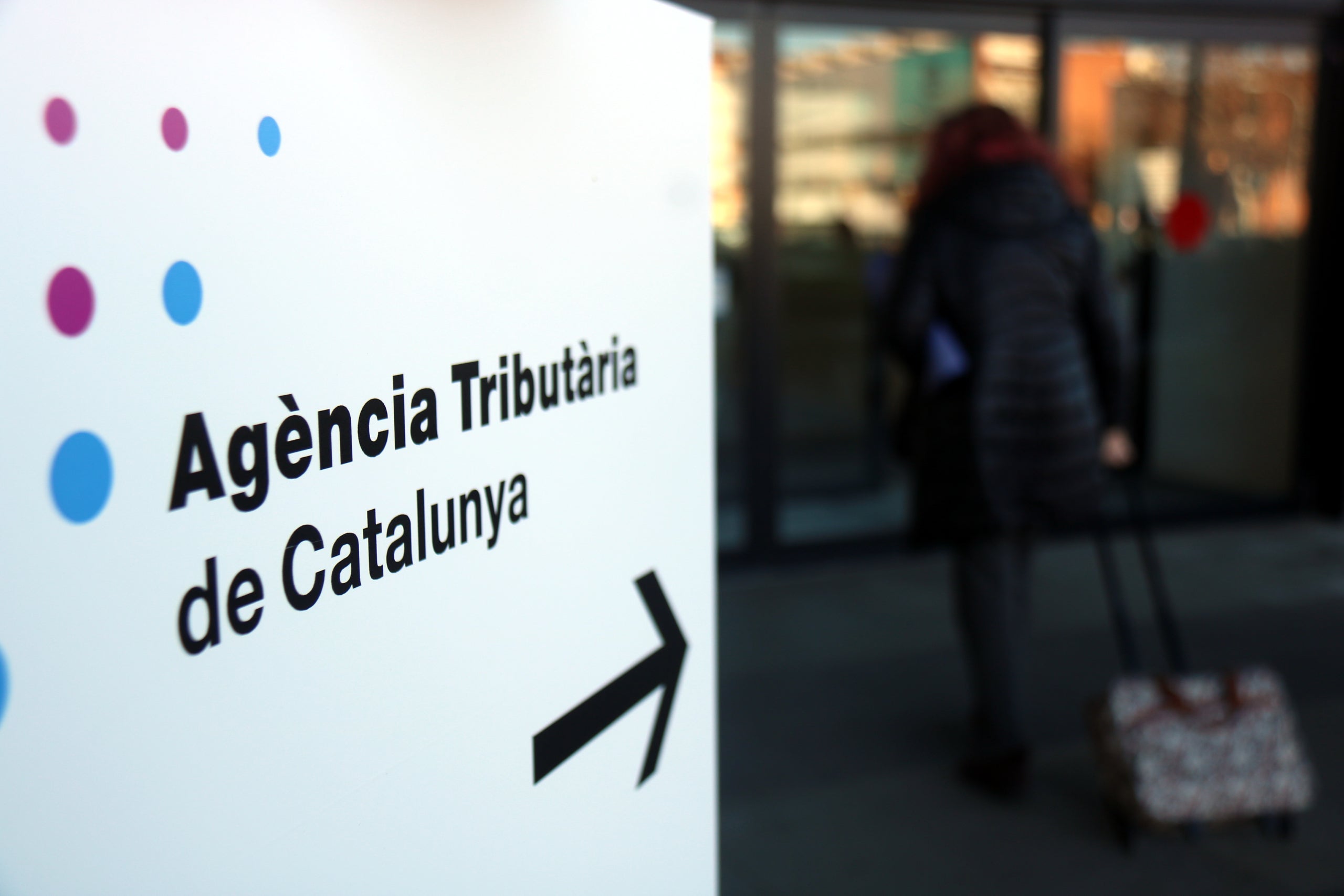 Primer pla d'un cartell de l'Agència Tributària de Catalunya | Lluís Sibils ACN