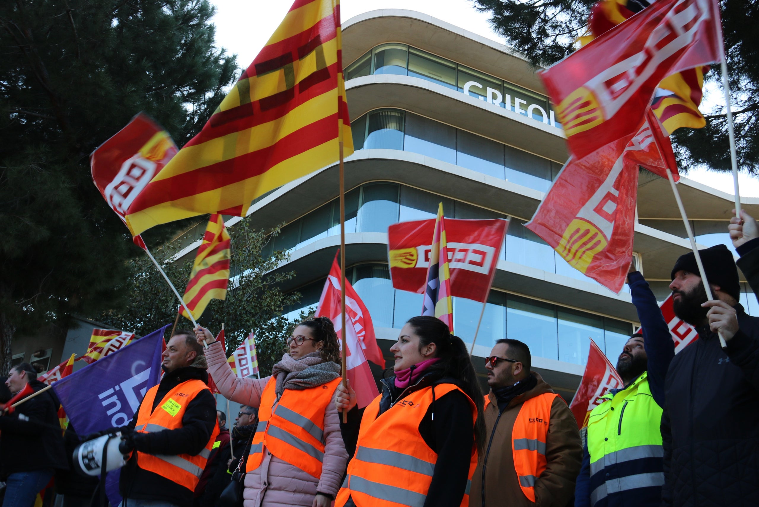 Imagen de archivo de los trabajadores de Grifols concentrados a las puertas de la sede de la multinacional de Sant Cugat del Vallès para exigir la parada del ERO en 2023 | Marta Vidal (ACN)