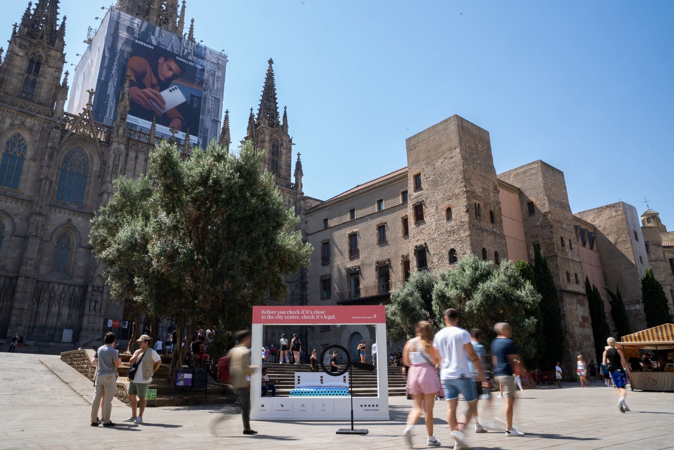 Turistes passegen per davant de la plaça de la Catedral / Àlex Losada (Ajuntament de Barcelona)
