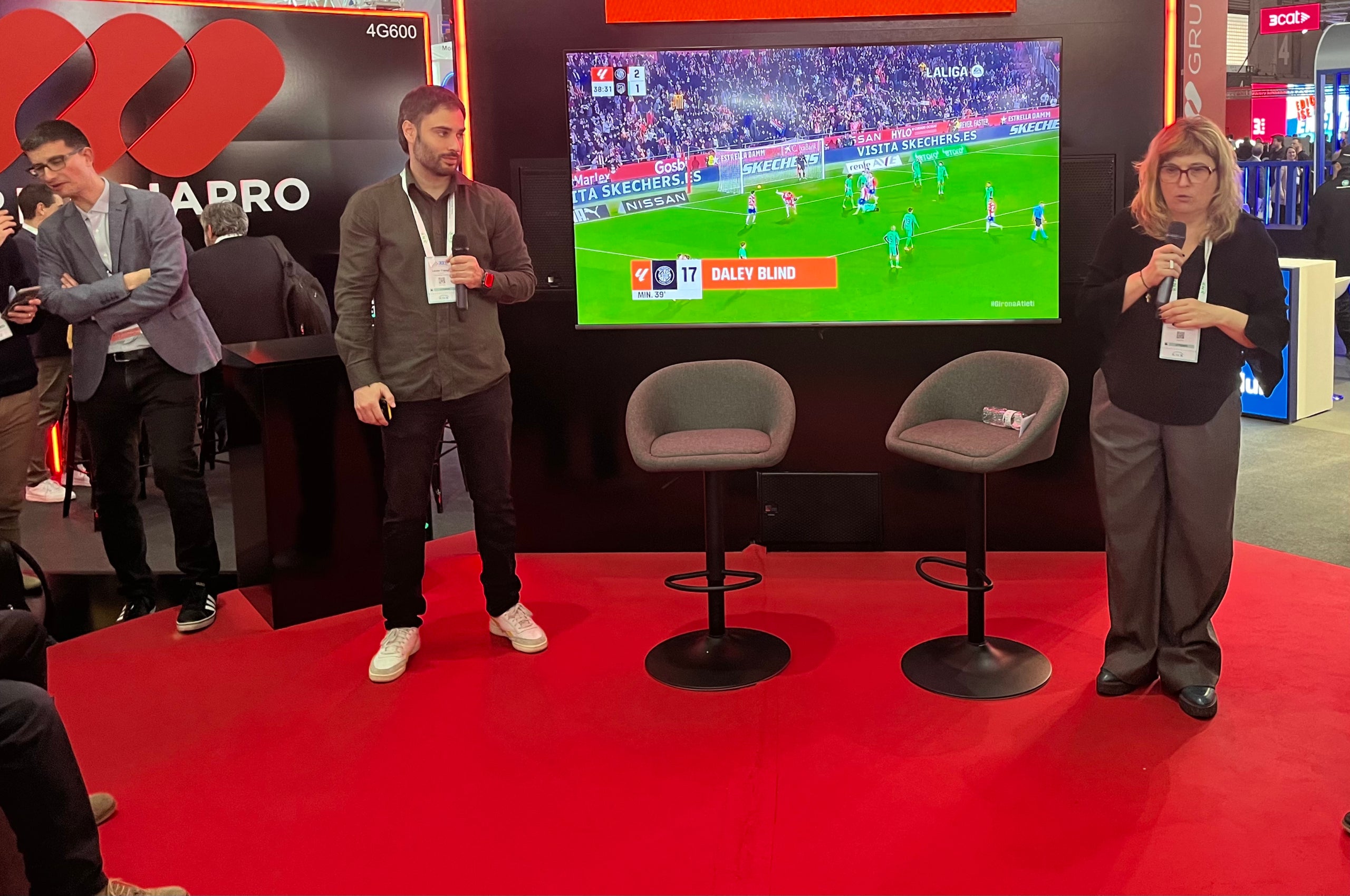 La cap d'innovació del centre d'IA de Mediapro Mayte Hidalgo i el responsable d'arquitectura de dades al centre d'IA de Mediapro Lander Trapaga