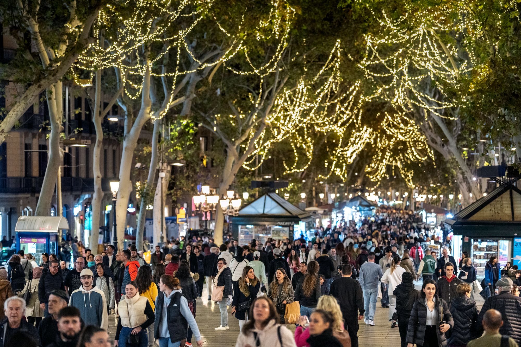 Persones caminant per la Rambla en una imatge d'arxiu / Laura Guerrero (Ajuntament de Barcelona)