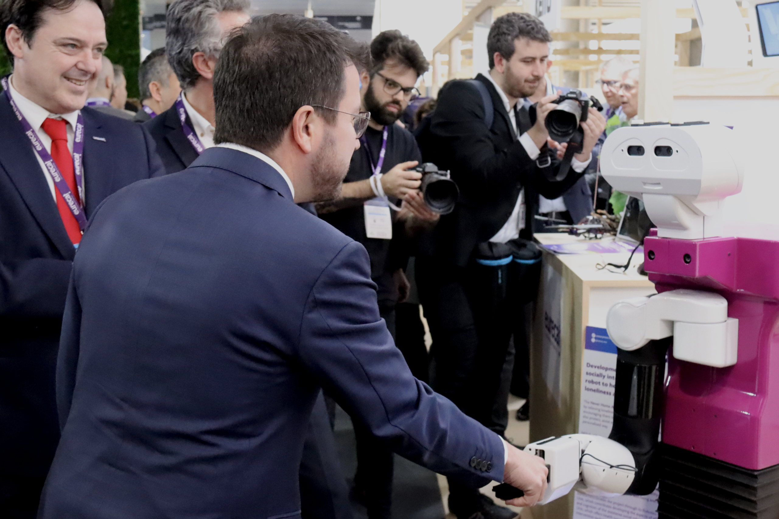 State President, Perry Aragones, shakes hands with a robot at MWC/ACN