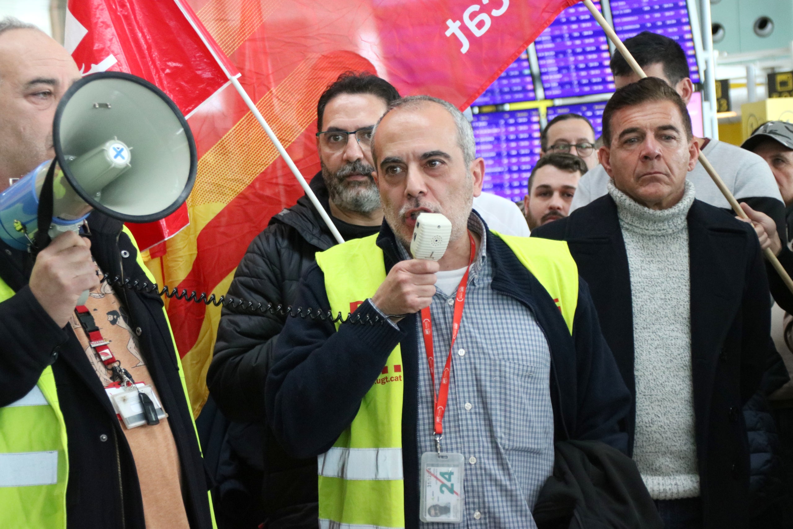 EL responsable del sector aeri de Catalunya UGT, José Antonio Ramírez, en el primer dia de vaga del personal de terra i manteniment d'Iberia / Albert Hernàndez / ACN