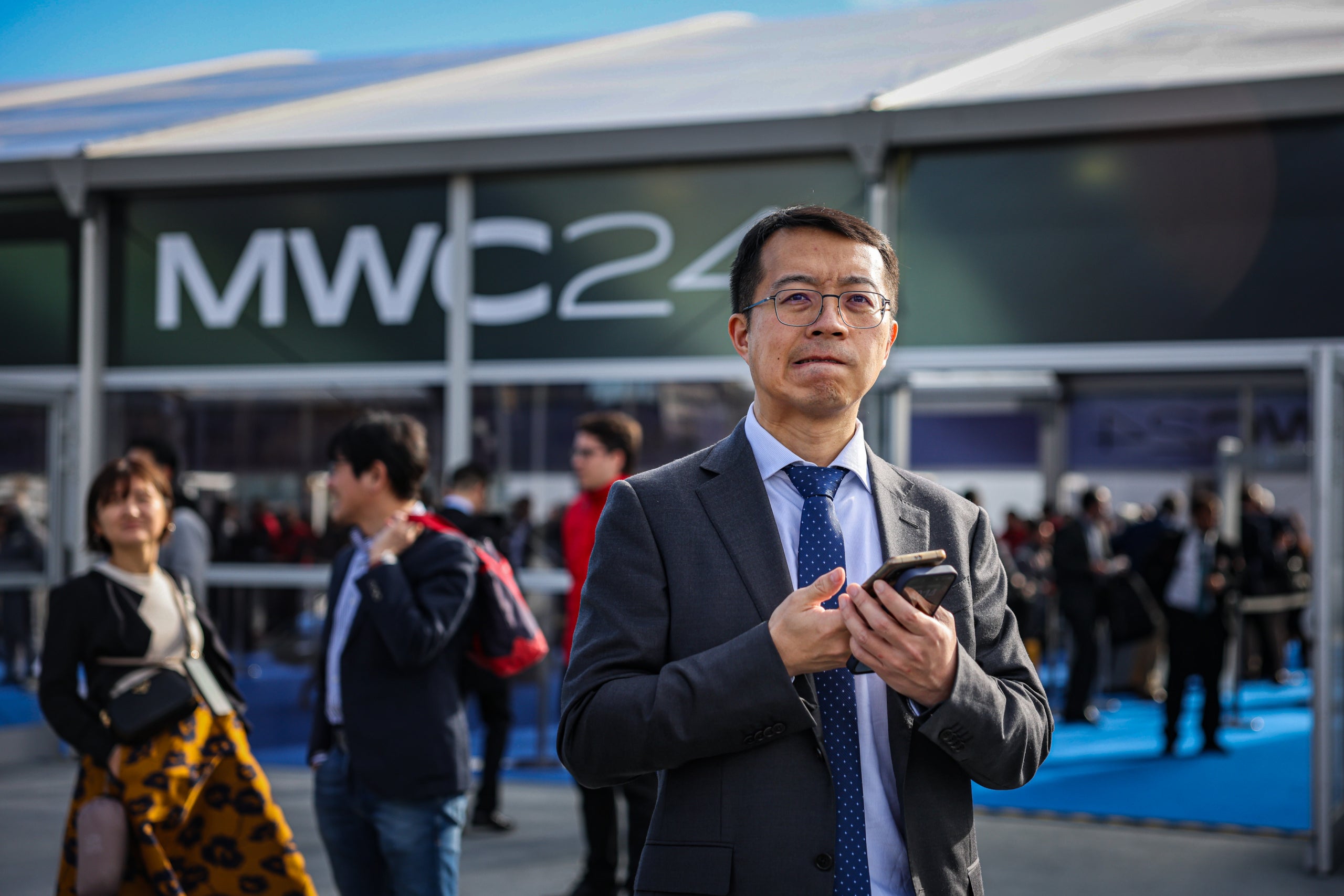 Un congressista a l'entrada del MWC 2024 / ACN