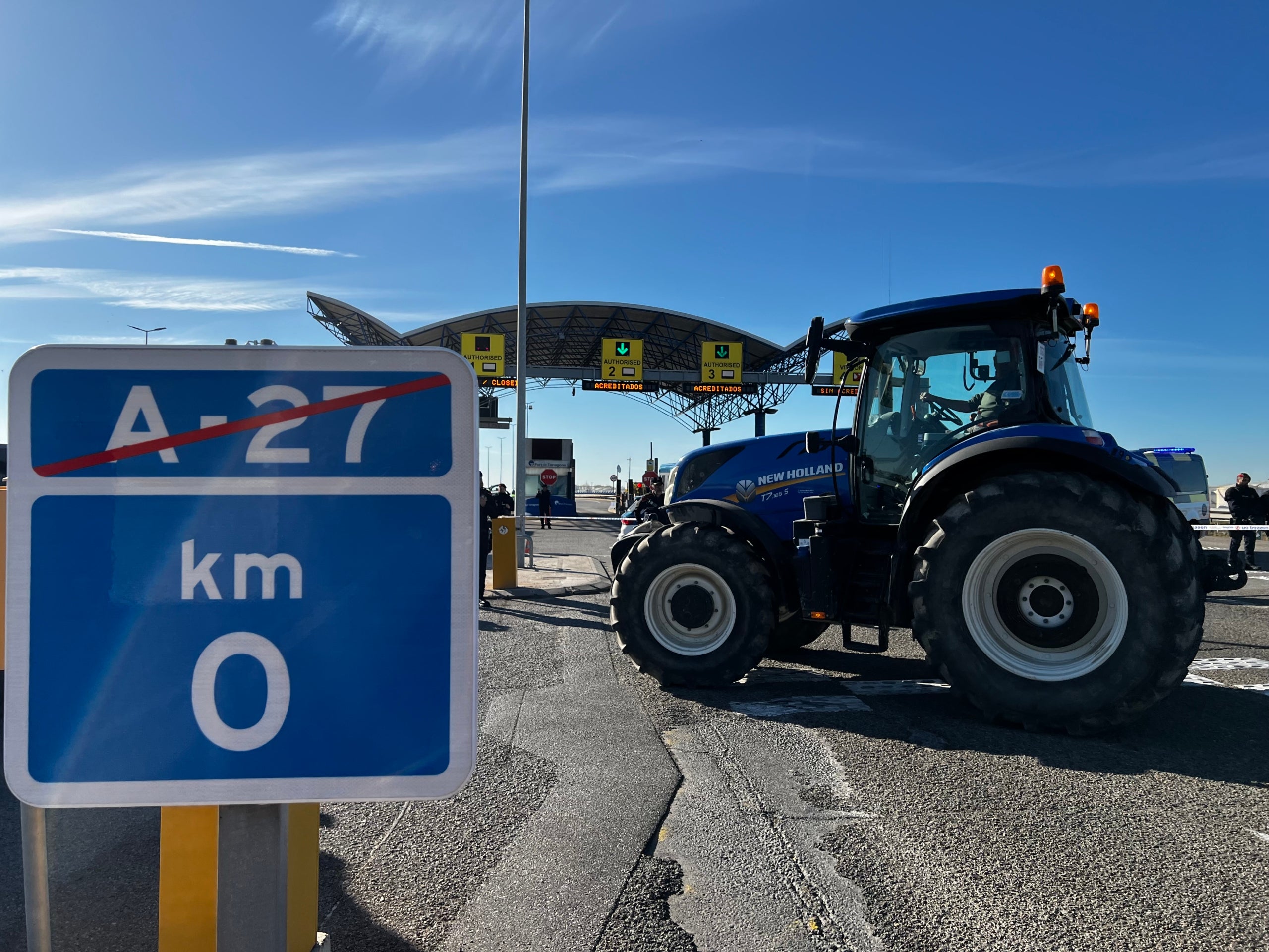 Imatge d'un dels tractors que bloqueja l'entrada al Port de Tarragona / ACN