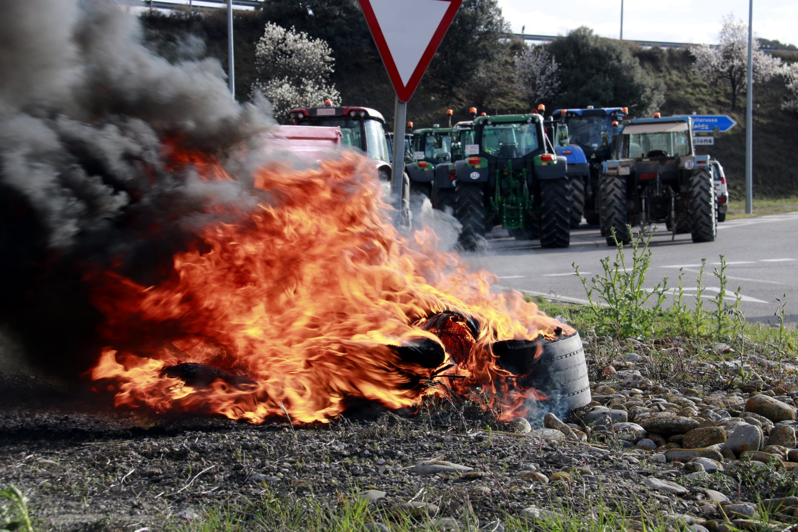Imatge d'uns pneumàtics cremant al tal de l'A-2 a Tàrrega / ACN