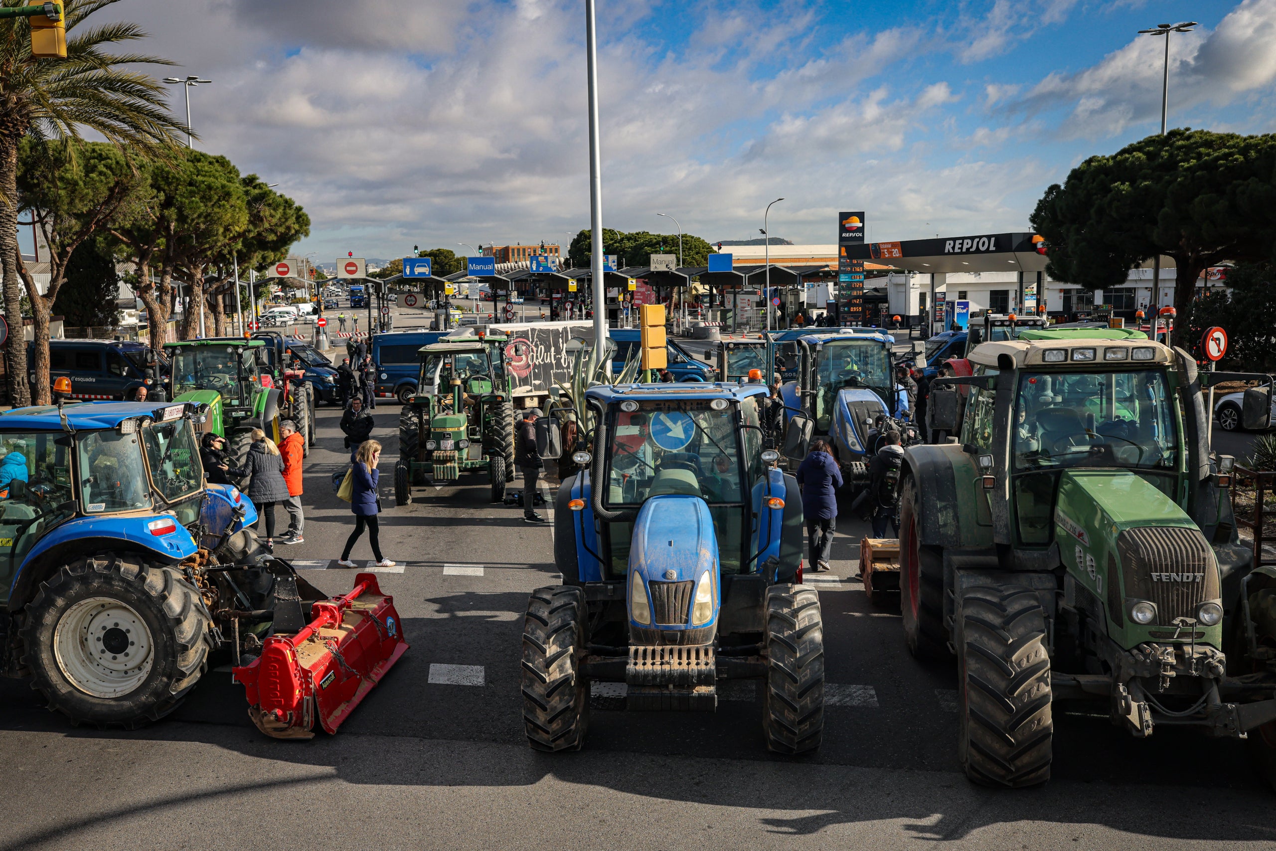 Una vintena de tractors bloquegen l'accés a Mercabarna / ACN