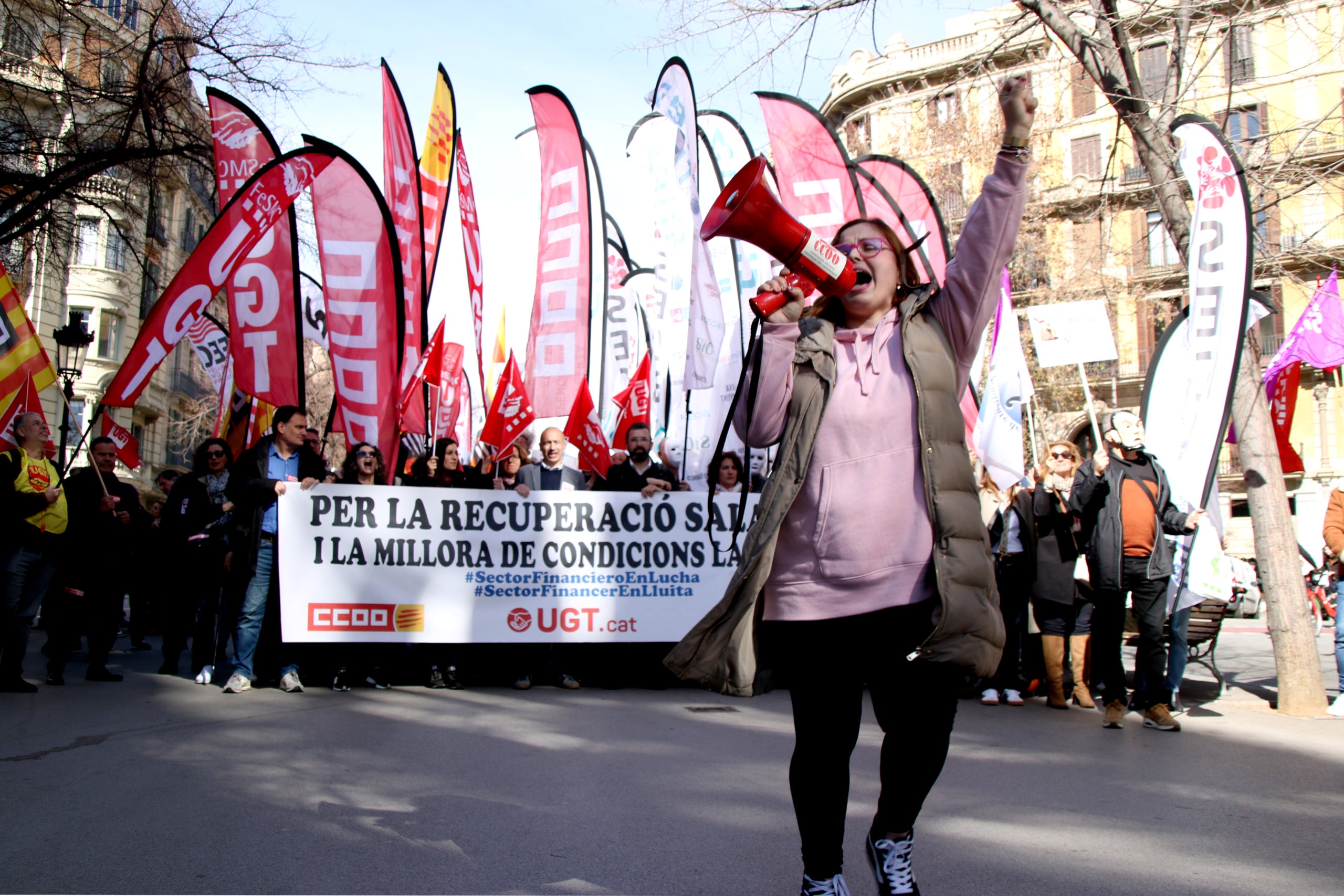 La mobilització dels treballadors de la banca per la Rambla Catalunya, a Barcelona / ACN