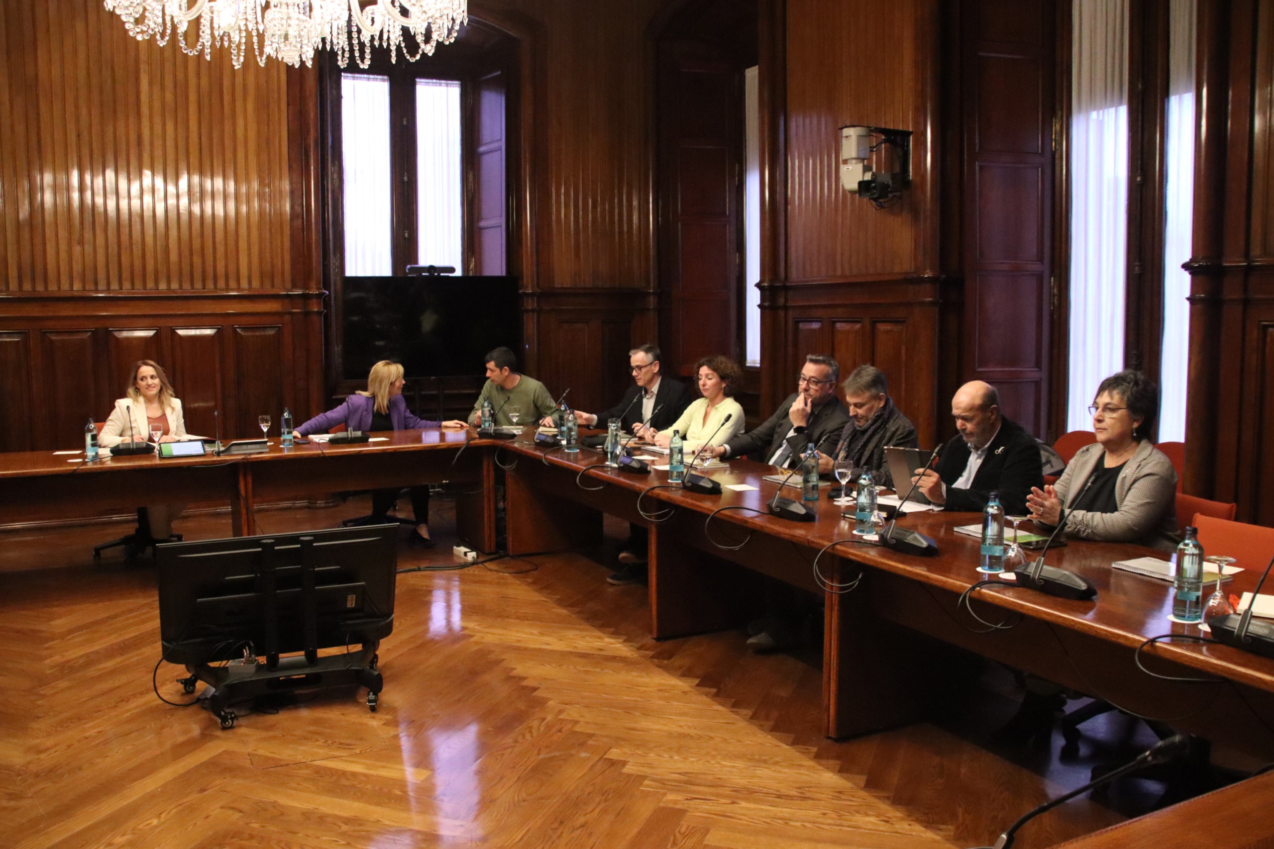 La consellera Natàlia Mas, en reunió amb els representants dels grups parlamentaris / ACN
