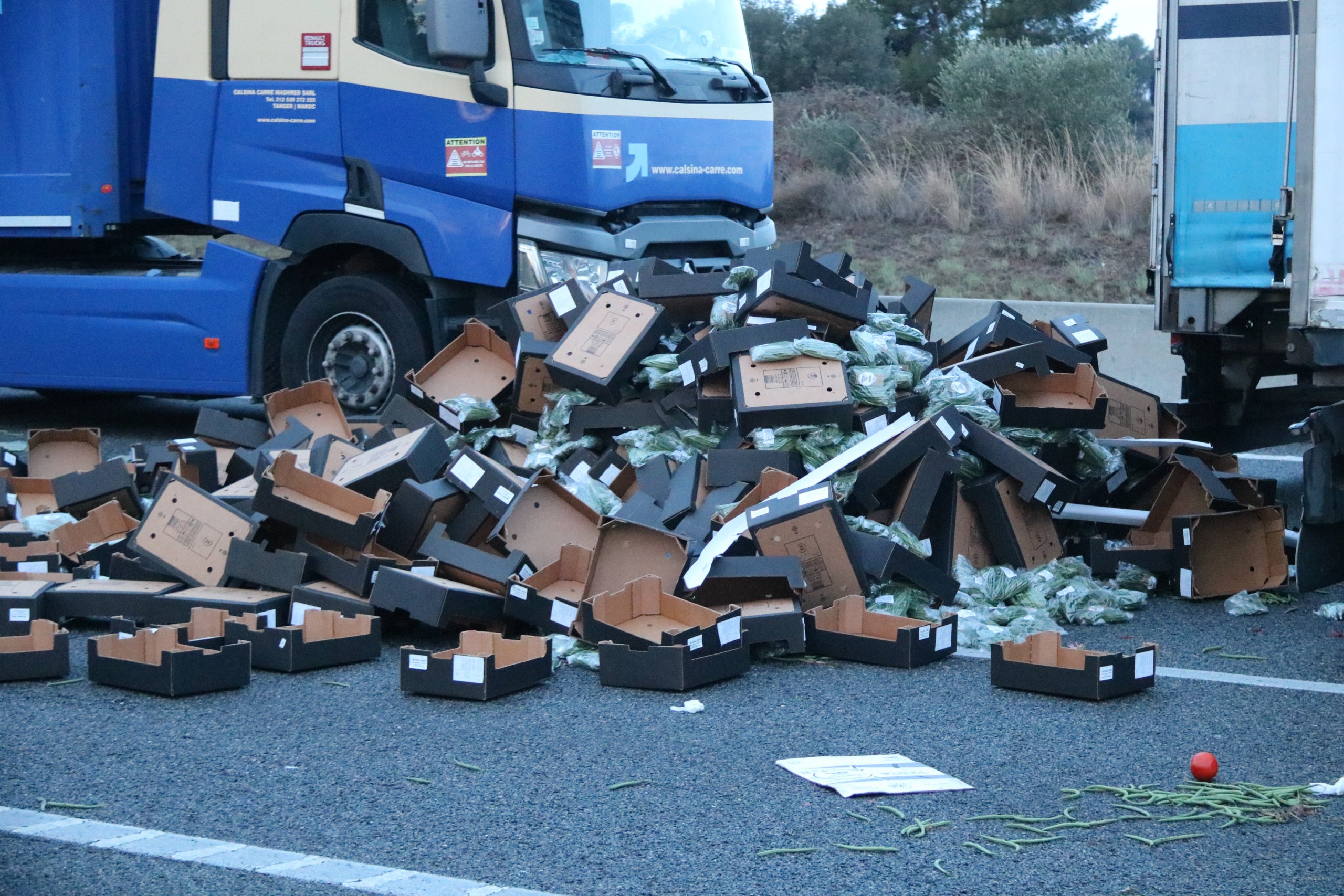 Un dels camions buidats per les protestes dels pagesos a Girona / ACN