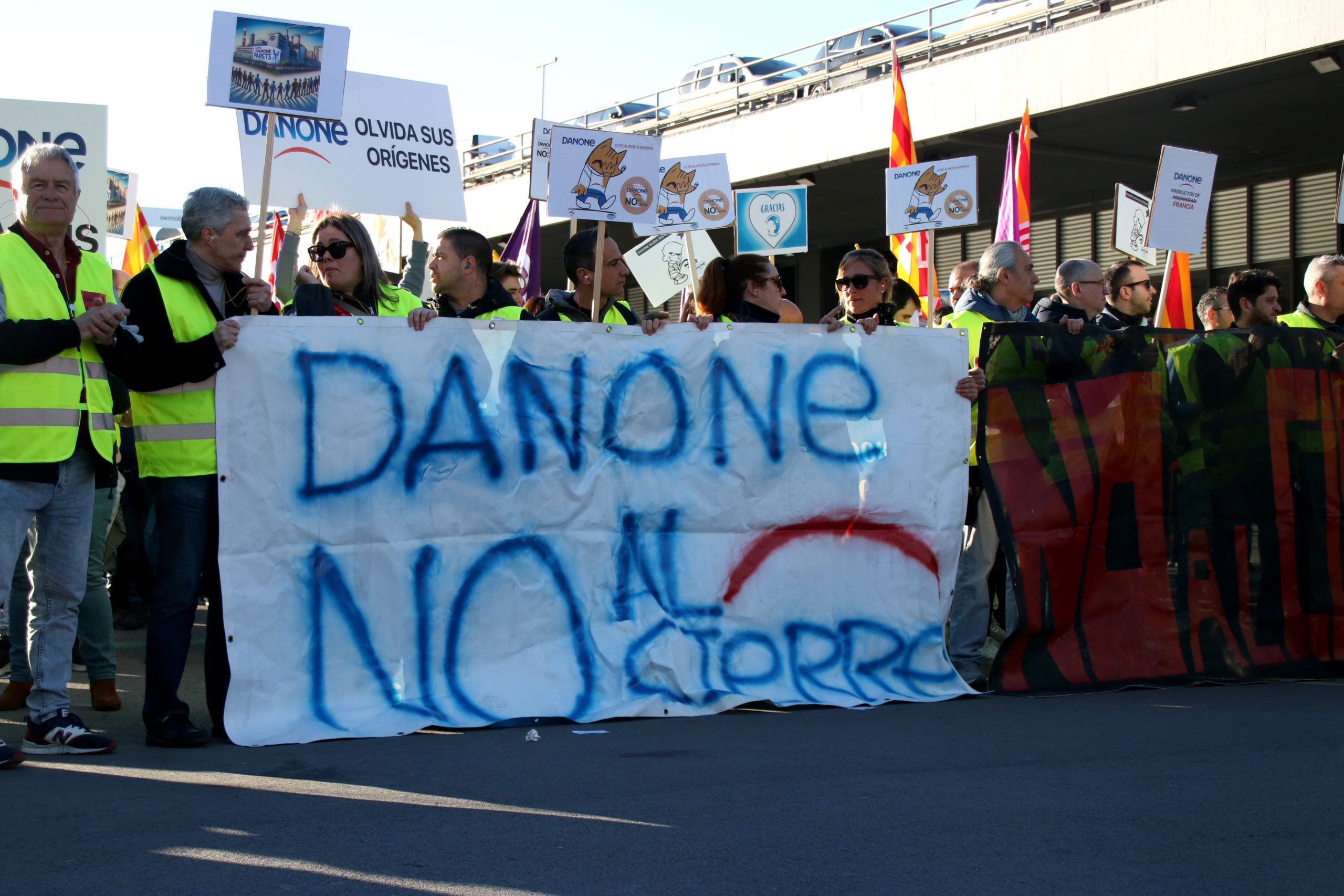 Un dels moments de la protesat dels treballadors de Danone d'aquest dilluns / Albert Hernàndez i Quim Vallès (ACN)
