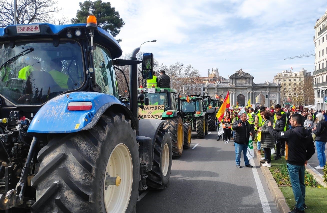 Tractors de pagesos durant la marxa d'Unión de Uniones a la Puerta de Alcalá, a Madrid / EP