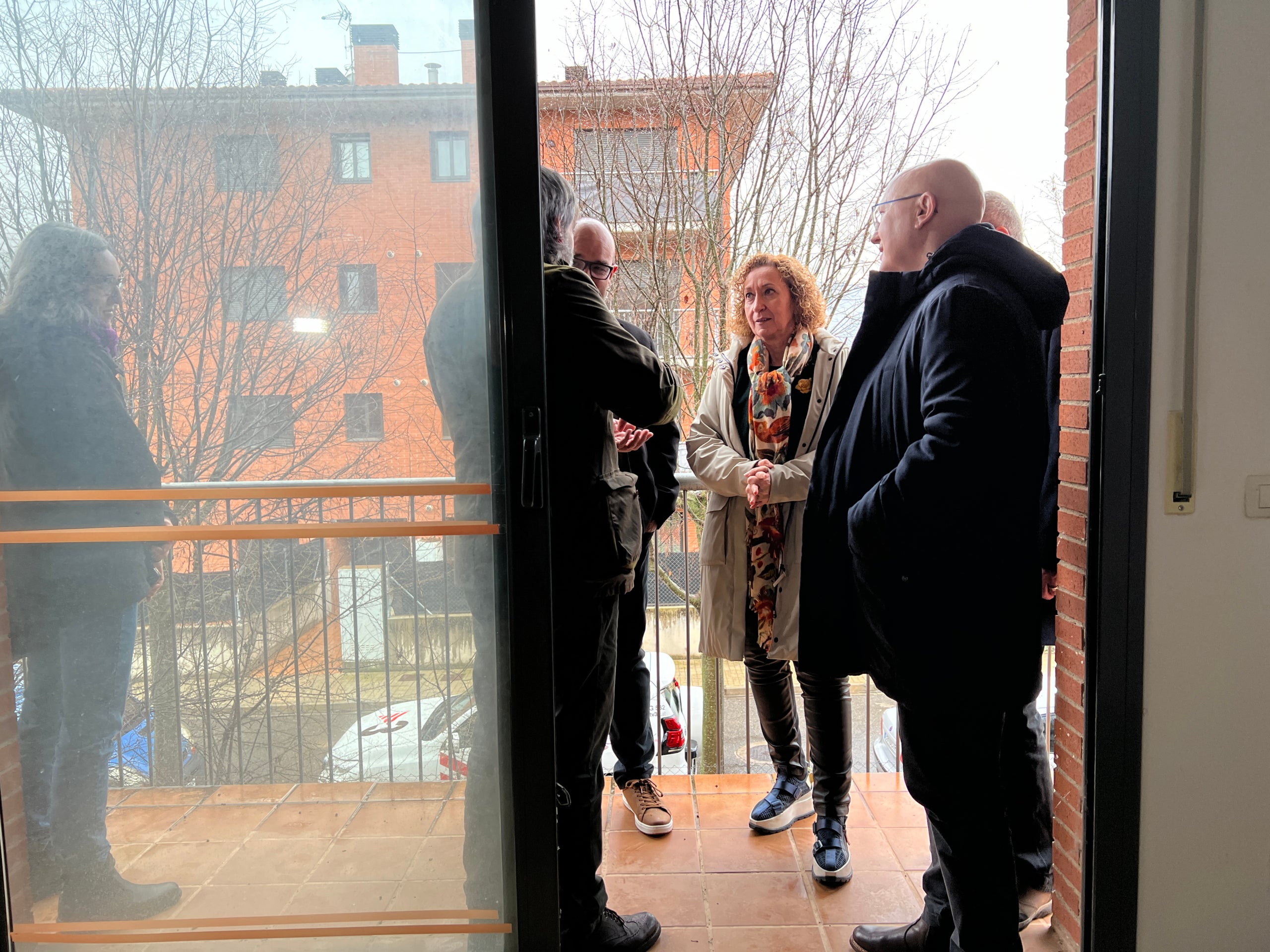 La consellera de Territori, Ester Capella, ha visitat un dels pisos adquirits pel Govern a la Pobla de Segur / ACN