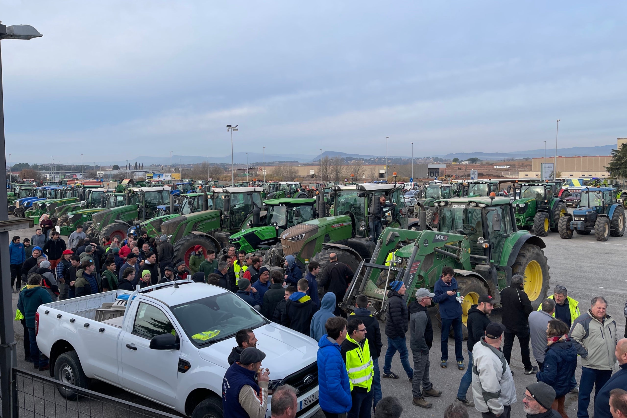 El encuentro de tractores en Sant Fruitós de Bages antes de dirigirse a cortar la C16/Quico Sallés