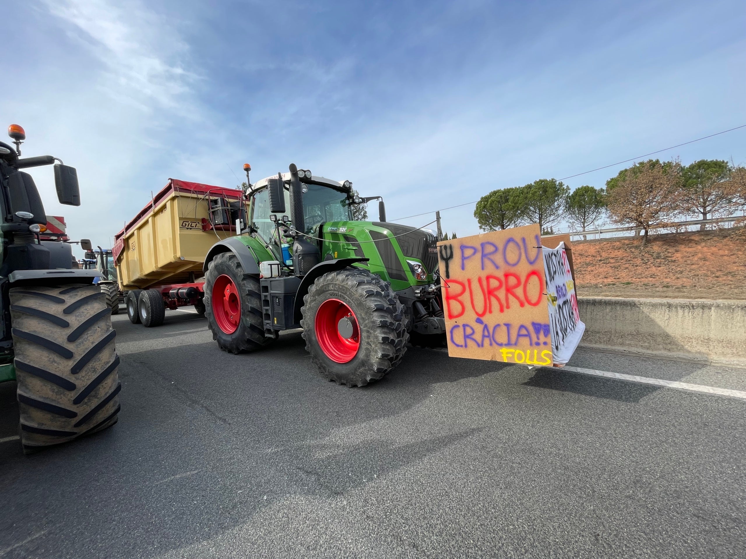 Un tractor de la protesta aturat a la C16 amb una reivindicació dels pagesos a la pala del davant/Quico Sallés 