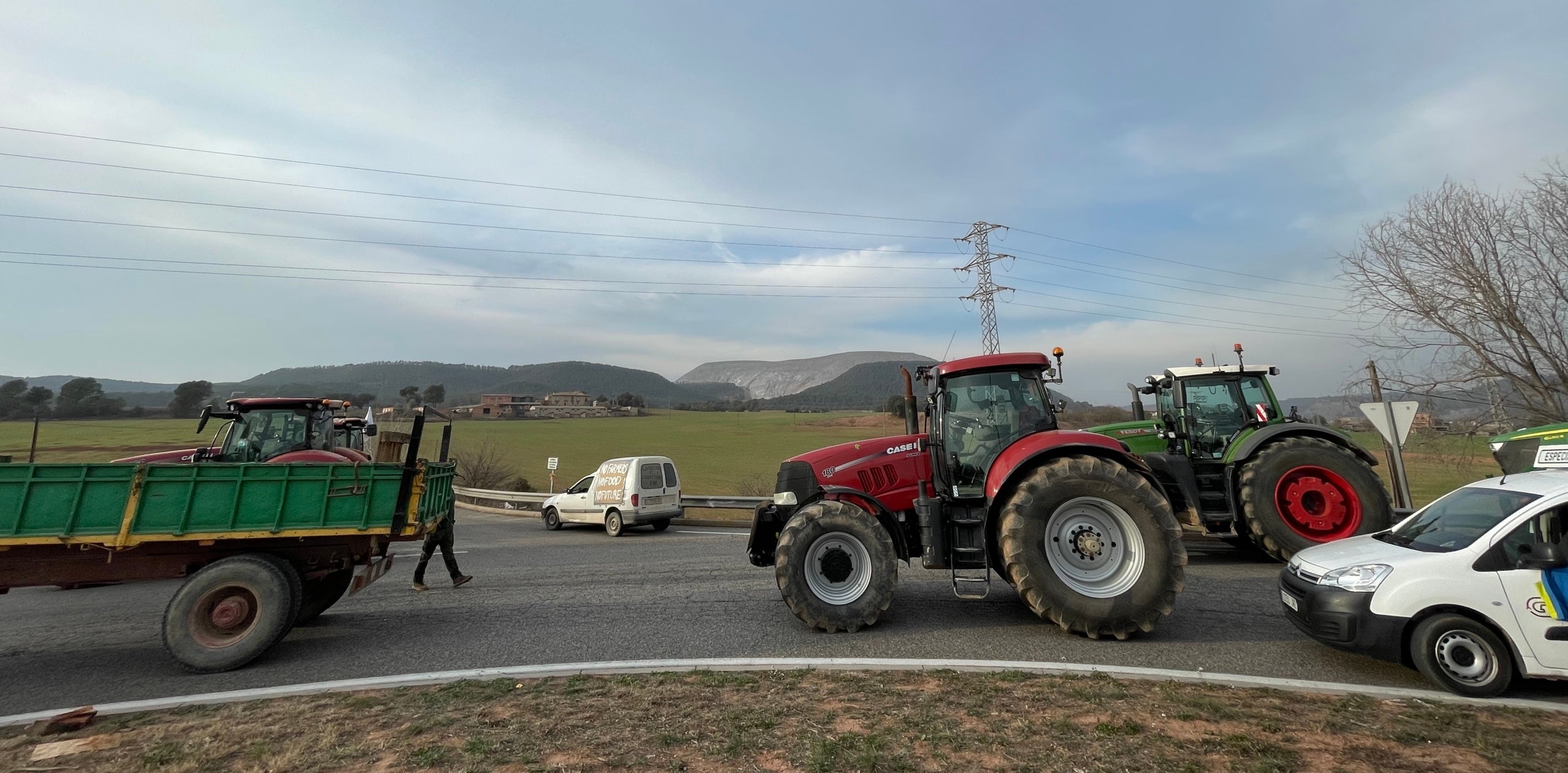 Tractores y furgonetas ante la montaña de escombrera salina del Bages/Quico Sallés