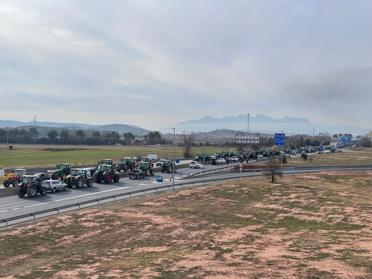 Una imatge perspectiva del tall de la C16 en la cruïlla amb la C25 al Bages convocada pels tractors/Quico Sallés