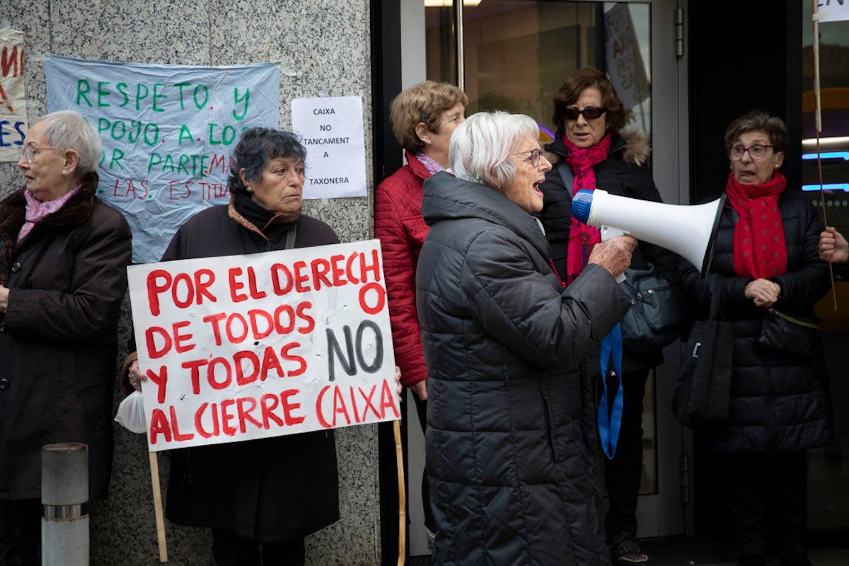 Imatge d'arxiu d'una protesta de finals del 2022 d'unes veïnes de Barcelona contra el tancament de la darrera oficina bancària del barri de la Teixonera (Horta-Guinardó) / Jordi Play