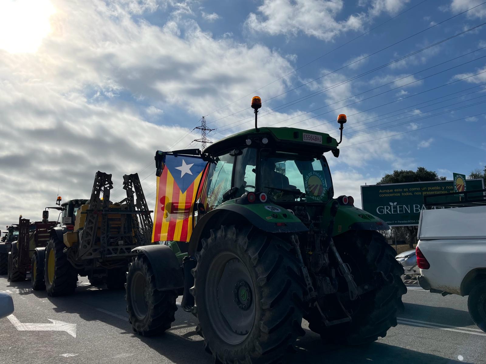 Tractors durant les protestes del 13 de febrer del 2024 davant de Mercabarna / Júlia Catarineu