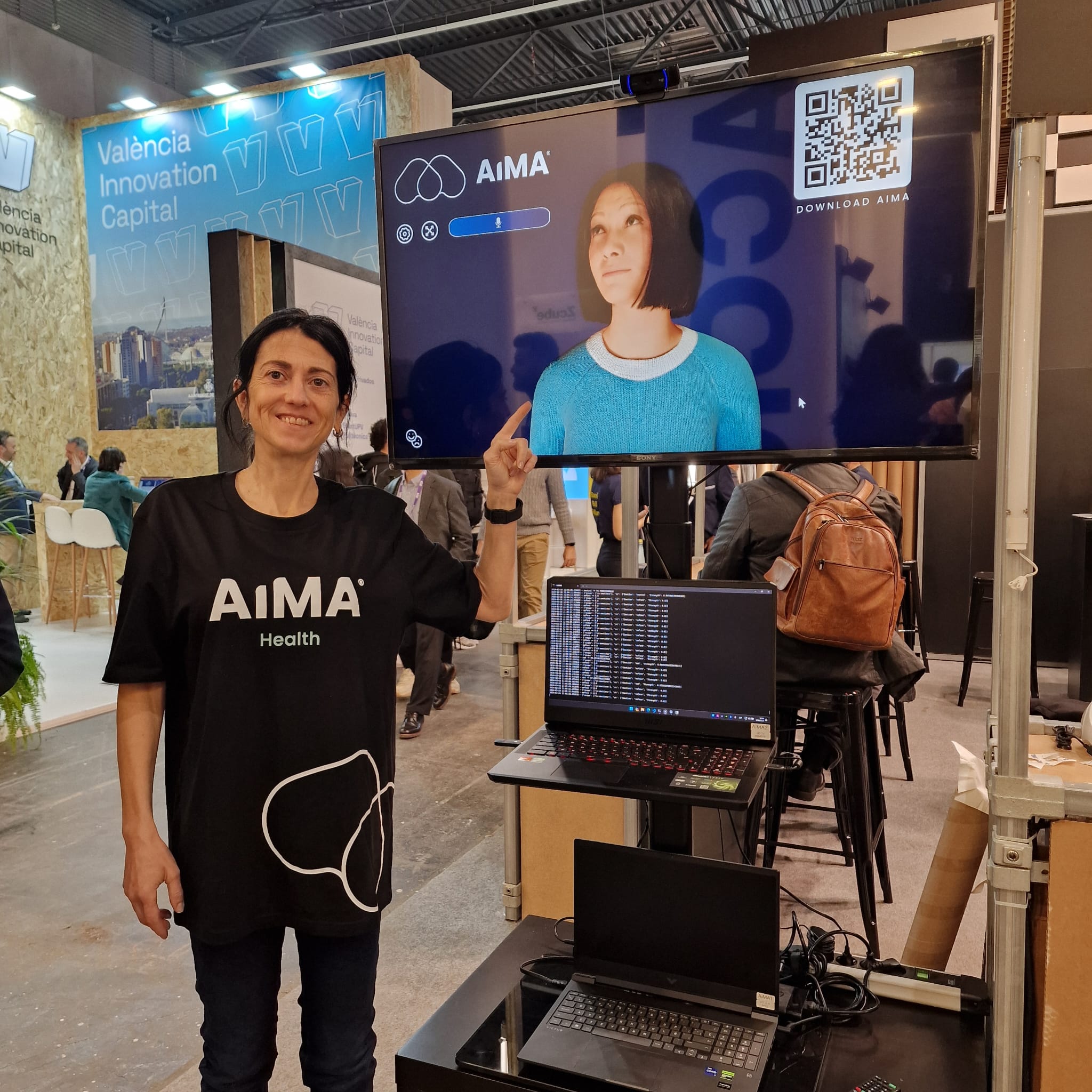 Imagen de la CEO de Aima, Rat Gasol, junto a su herramienta de inteligencia artificial / Aima