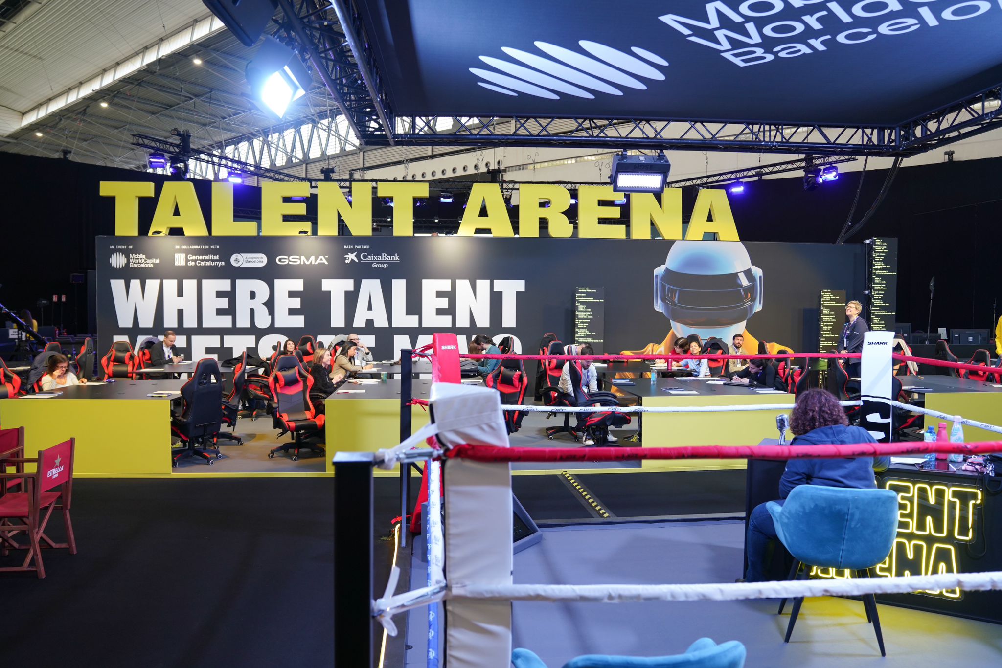 Imatge del ring de boxa i l'espai per a la hackató instal·lats al Talent Arena / Satnof