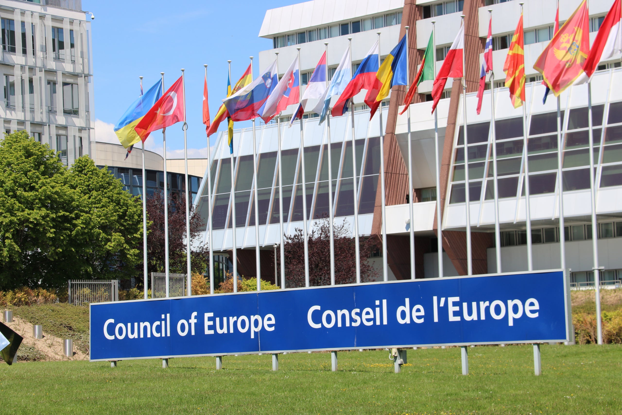 Pla general del cartell del Consell d'Europa amb les banderes dels estats membre de fons el 14 de maig del 2019 / Blanca Blay (ACN)