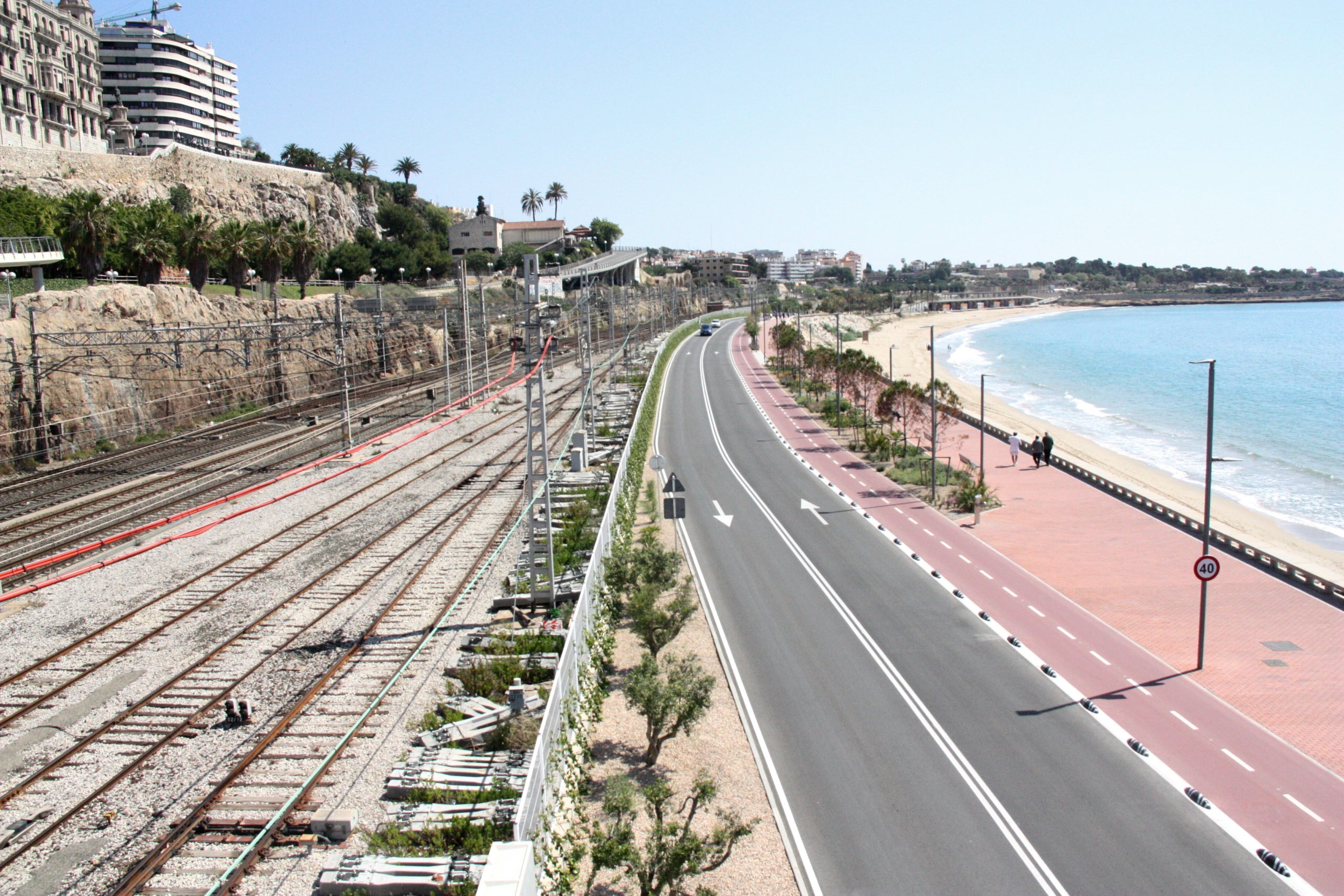 Imatge de les vies de tren al seu pas per Tarragona, just entre la platja del Miracle i el balcó del Mediterrani / ACN