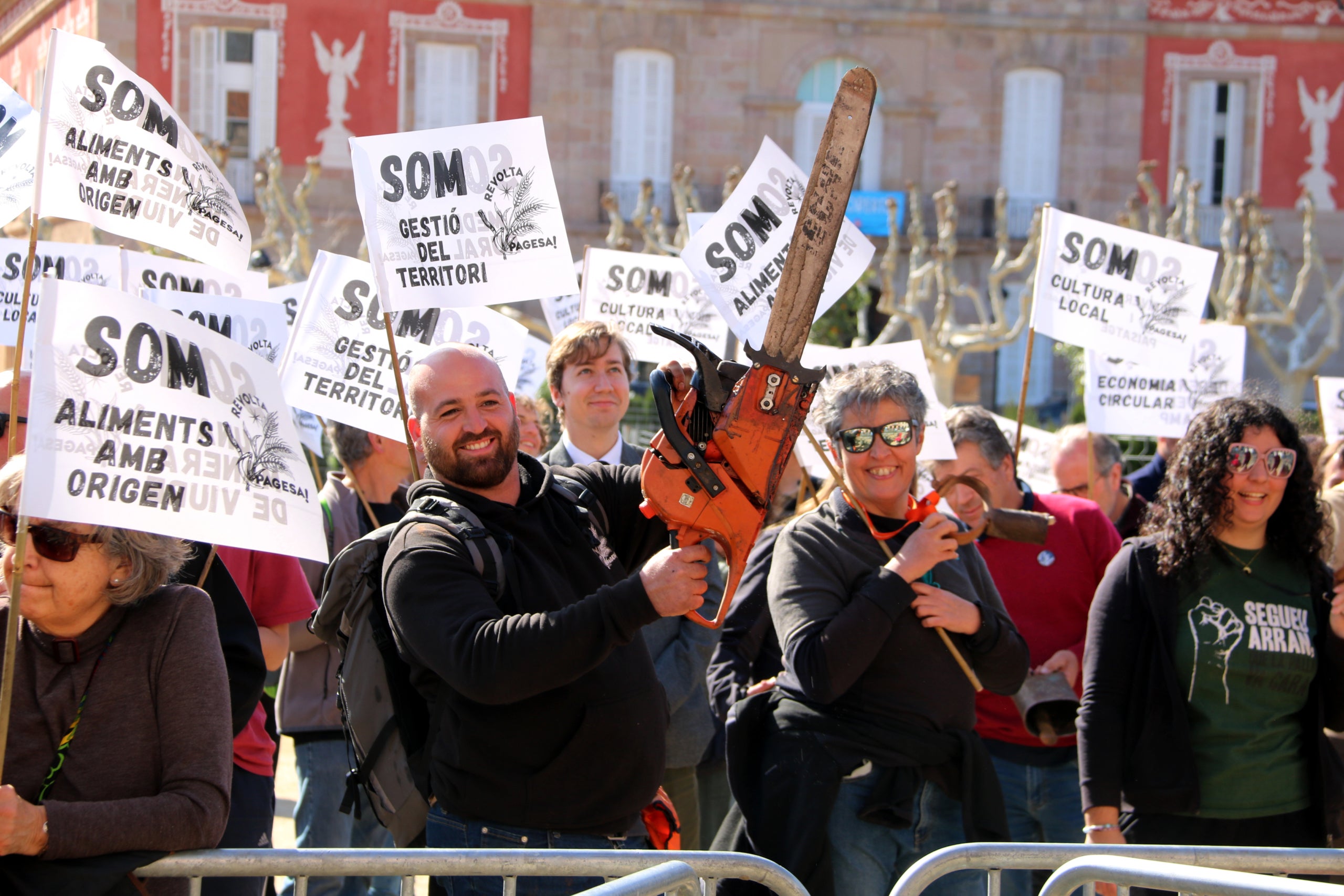 Els pagesos concentrats a l'entrada del Parlament durant la segona part del ple monogràfic sobre el sector primari / ACN