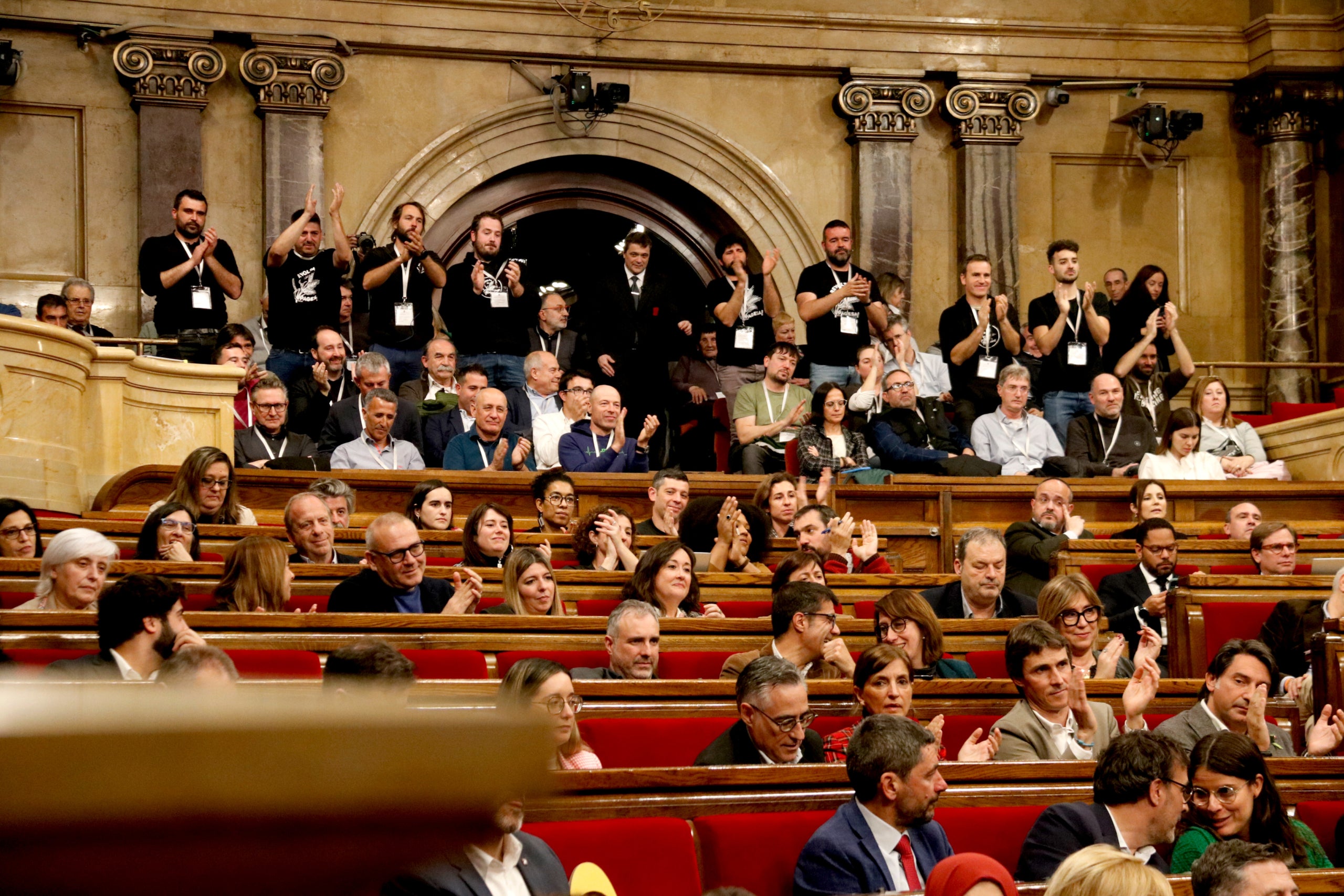 Pagesos a la tribuna de l'hemicicle durant el ple monogràfic sobre el camp / ACN