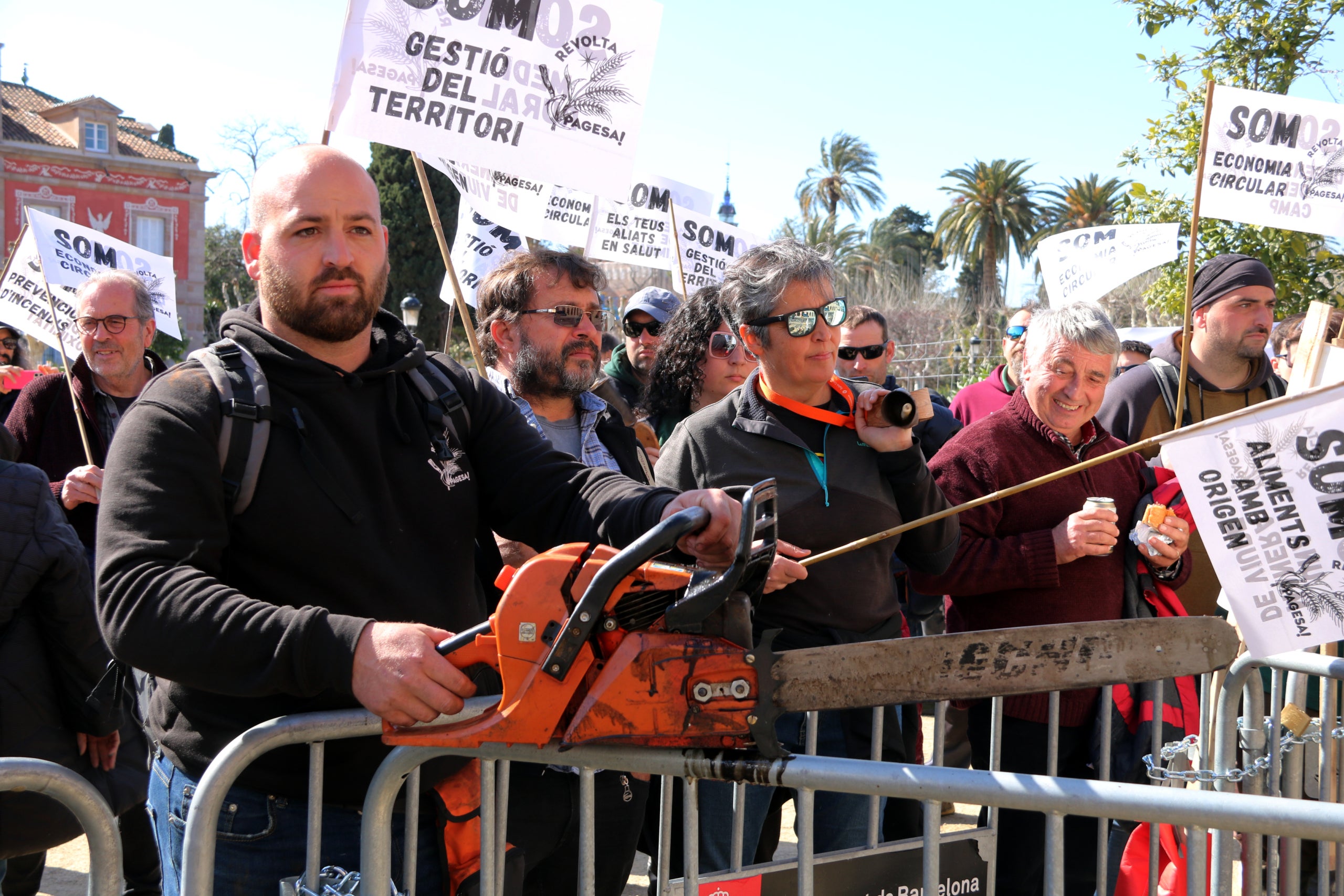 Una motoserra en la protesta pagesa a les portes del Parlament | Jordi Bataller (ACN)