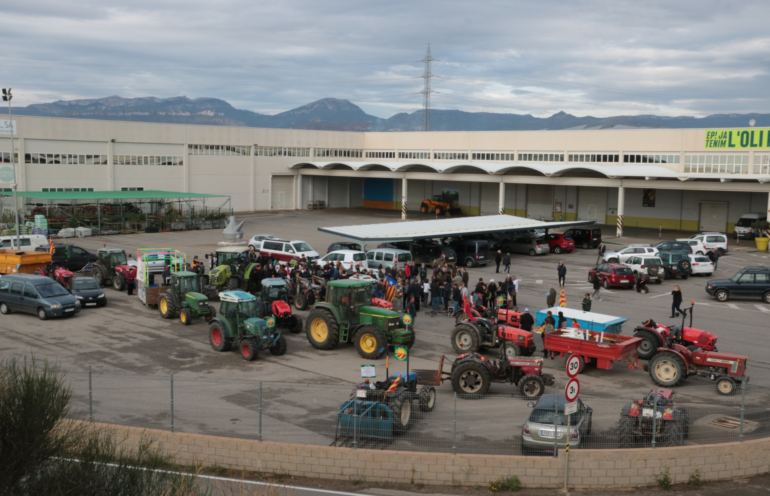 Tractors i manifestants, a la cooperativa de Cambrils abans de tallar l'AP-7 | Ariadna Escoda (ACN)