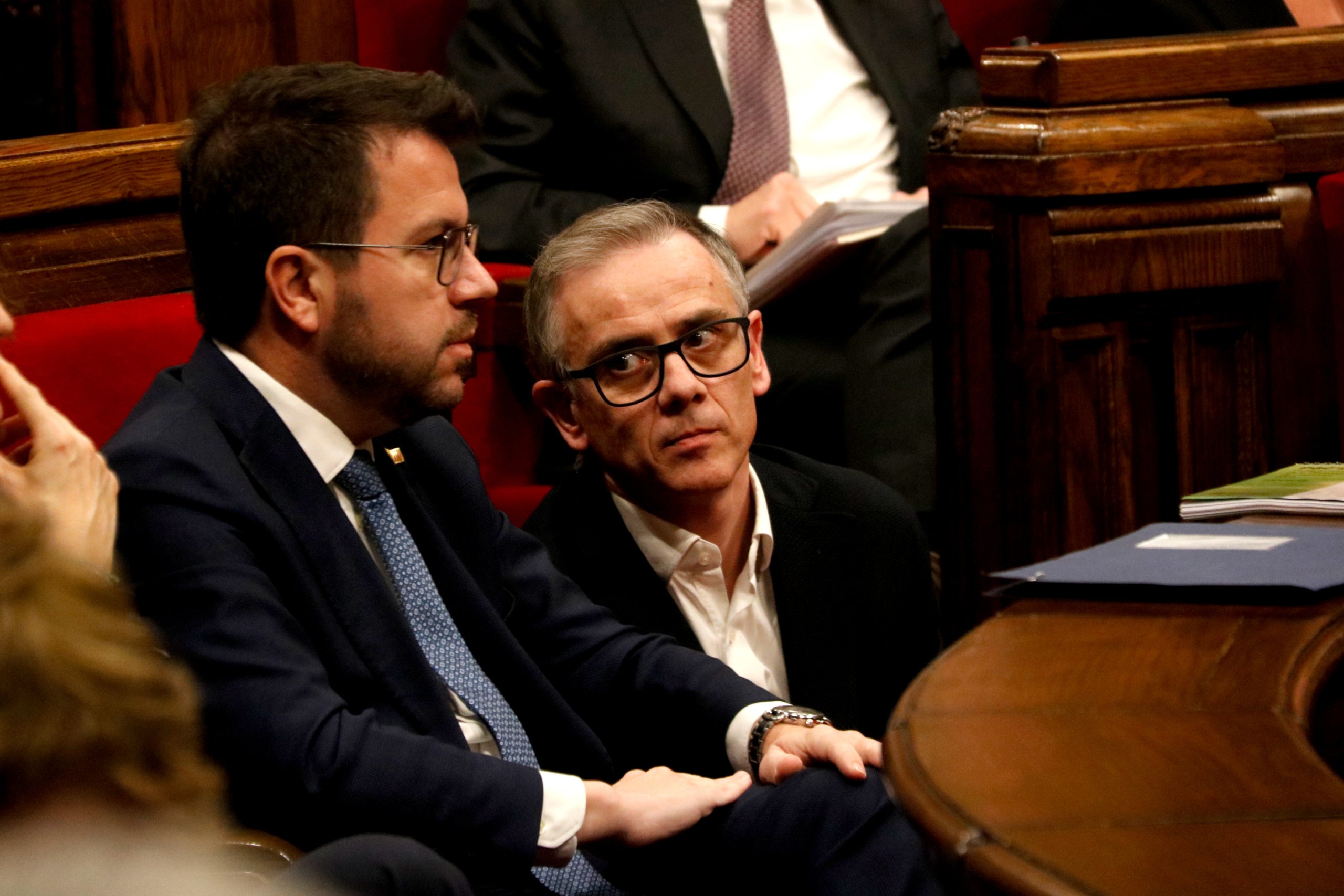 El president de la Generalitat, Pere Aragonès, al Parlament amb el president del grup parlamentari d'ERC, Josep Maria Jové / ACN