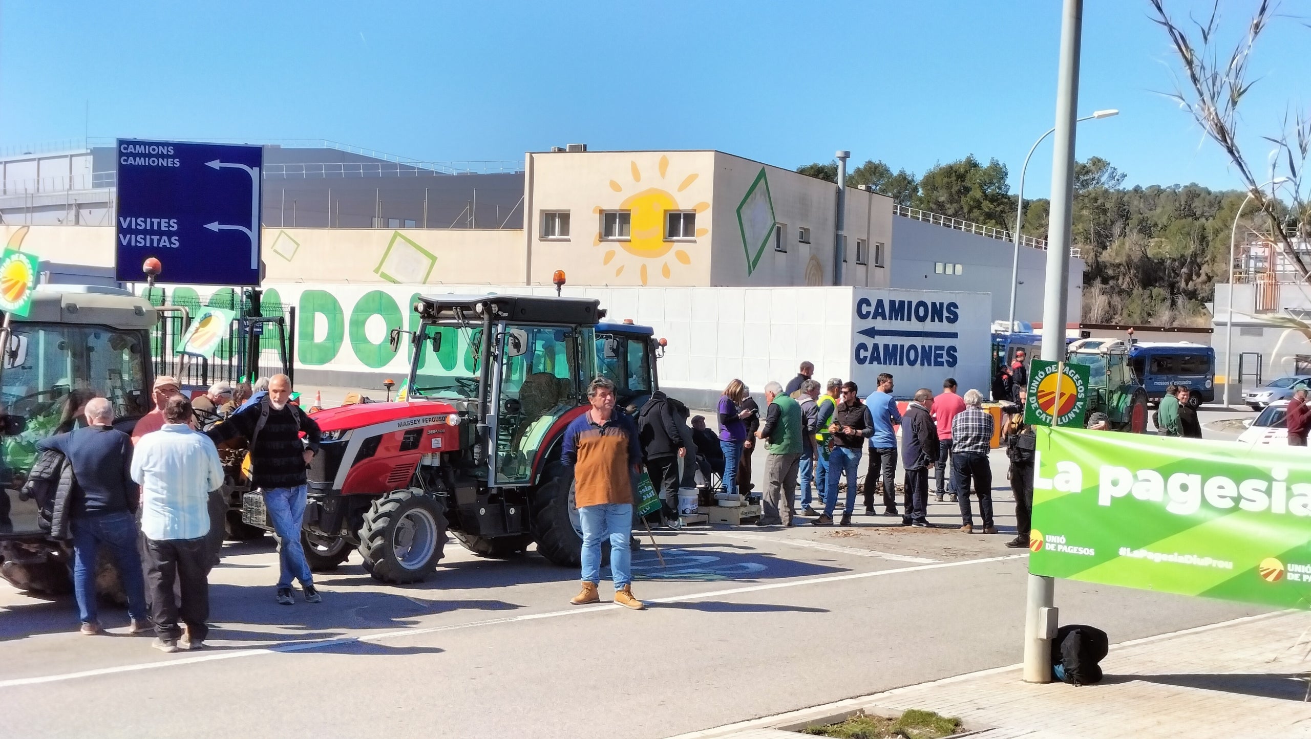 Els pagesos mobilitzats davant el magatzem logístic de Mercadona / Unió de Pagesos