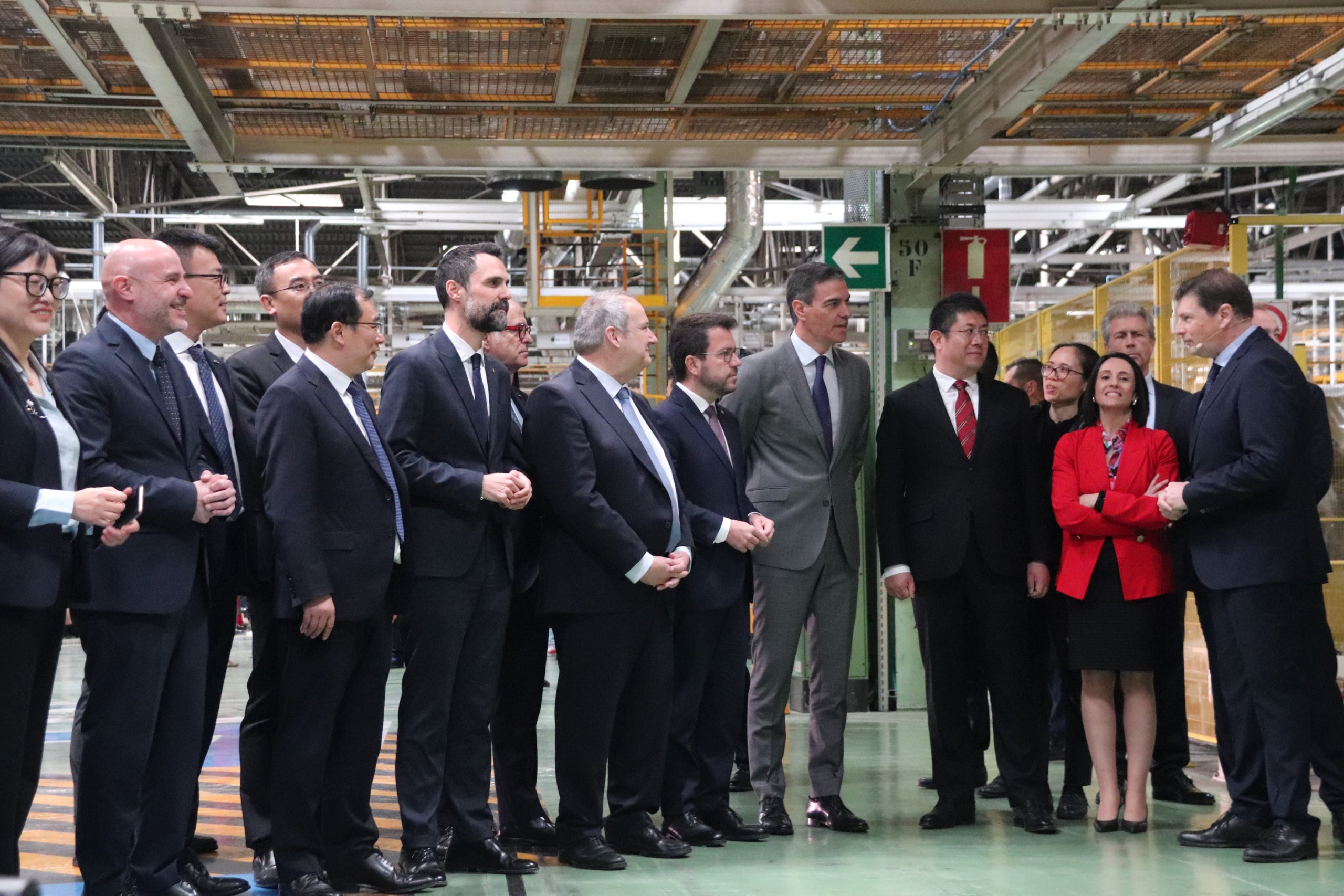 El president del govern espanyol, Pedro Sánchez; el president de la Generalitat, Pere Aragonès; i altres càrrecs polítics durant la signatura de l'acord entre Ebro-EV Motors i Chery a la Zona Franca / ACN (Maria Asmarat)