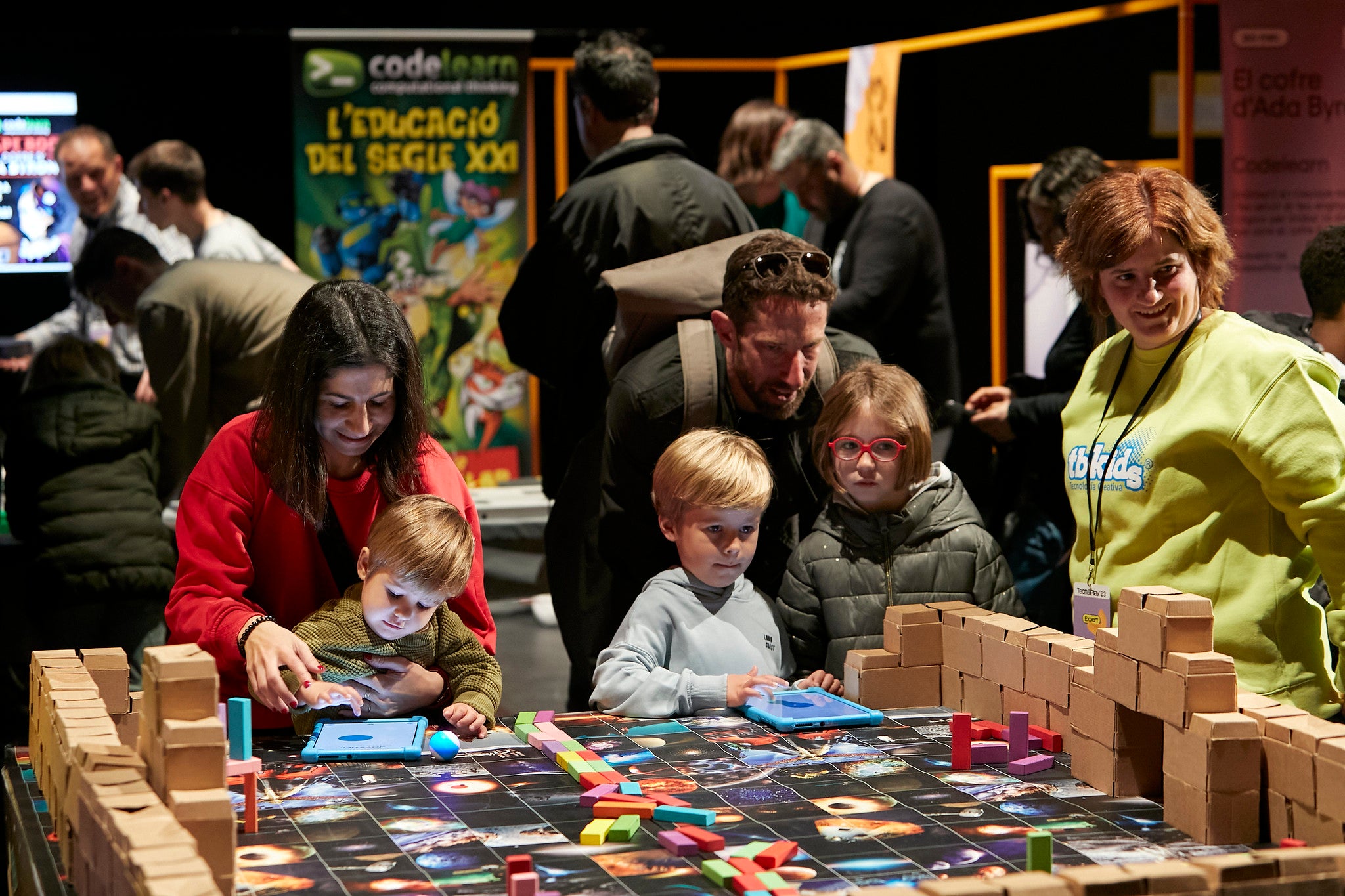 Unes families participant en una de les activitats del Tech&Play 2023 / MWCapital