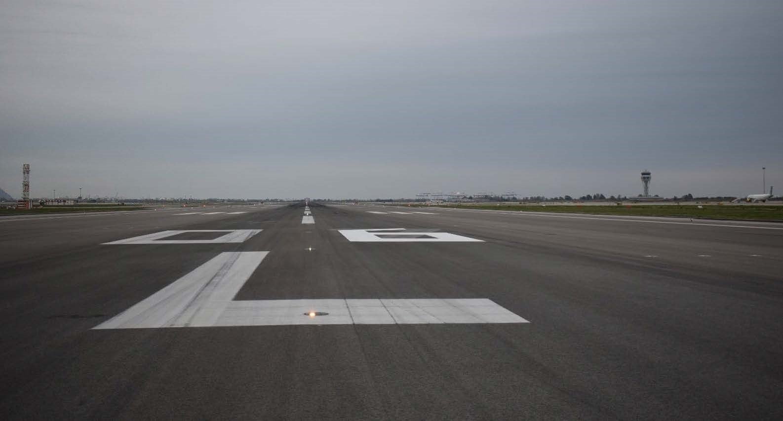 Imatge d'arxiu d'una de les dues pistes de l'aeroport de Barcelona / AENA