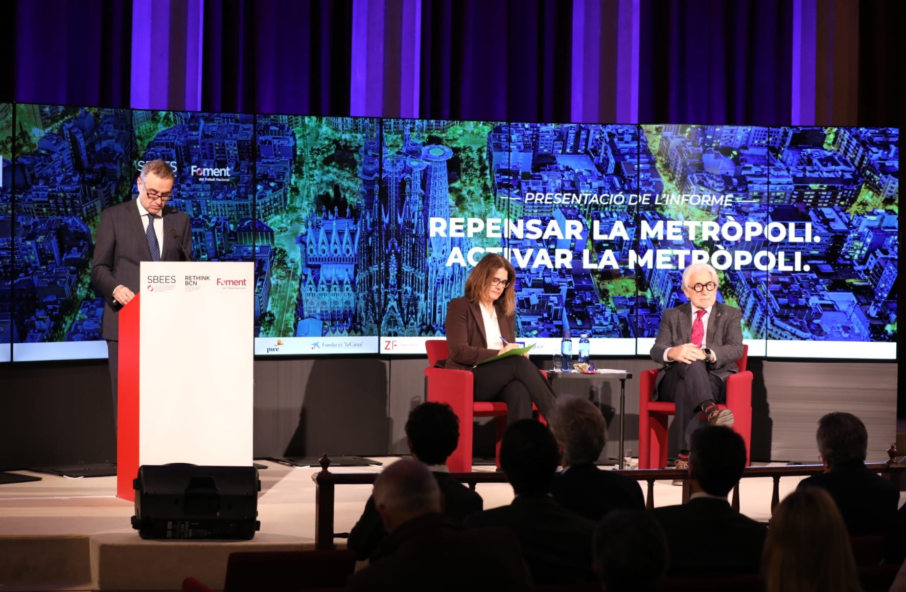 El vicepresident d'Agbar, Ciril Rozman, presentant el III Informe “Repensar la metròpoli. Activar la metròpoli”, al costat del president de Foment, Josep Sánchez Llibre i la periodista Glòria Marín / RethinkBCN