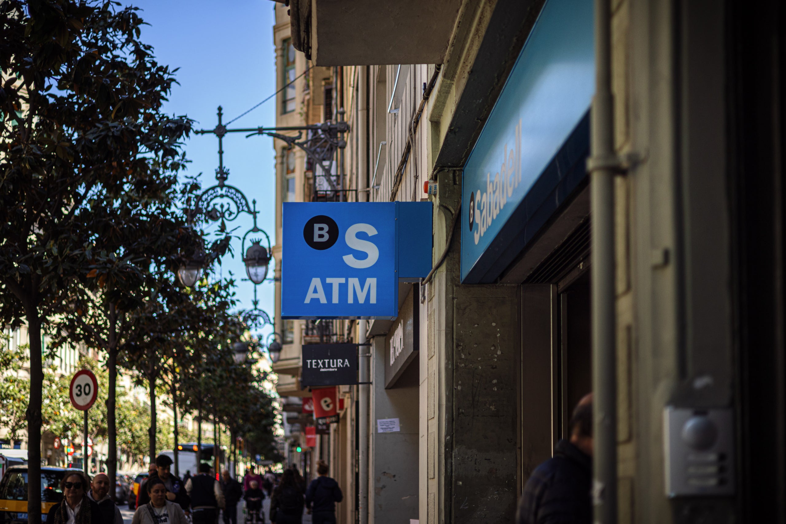 Cartell d'una oficina del Banc Sabadell a Barcelona | Jordi Borràs (ACN)