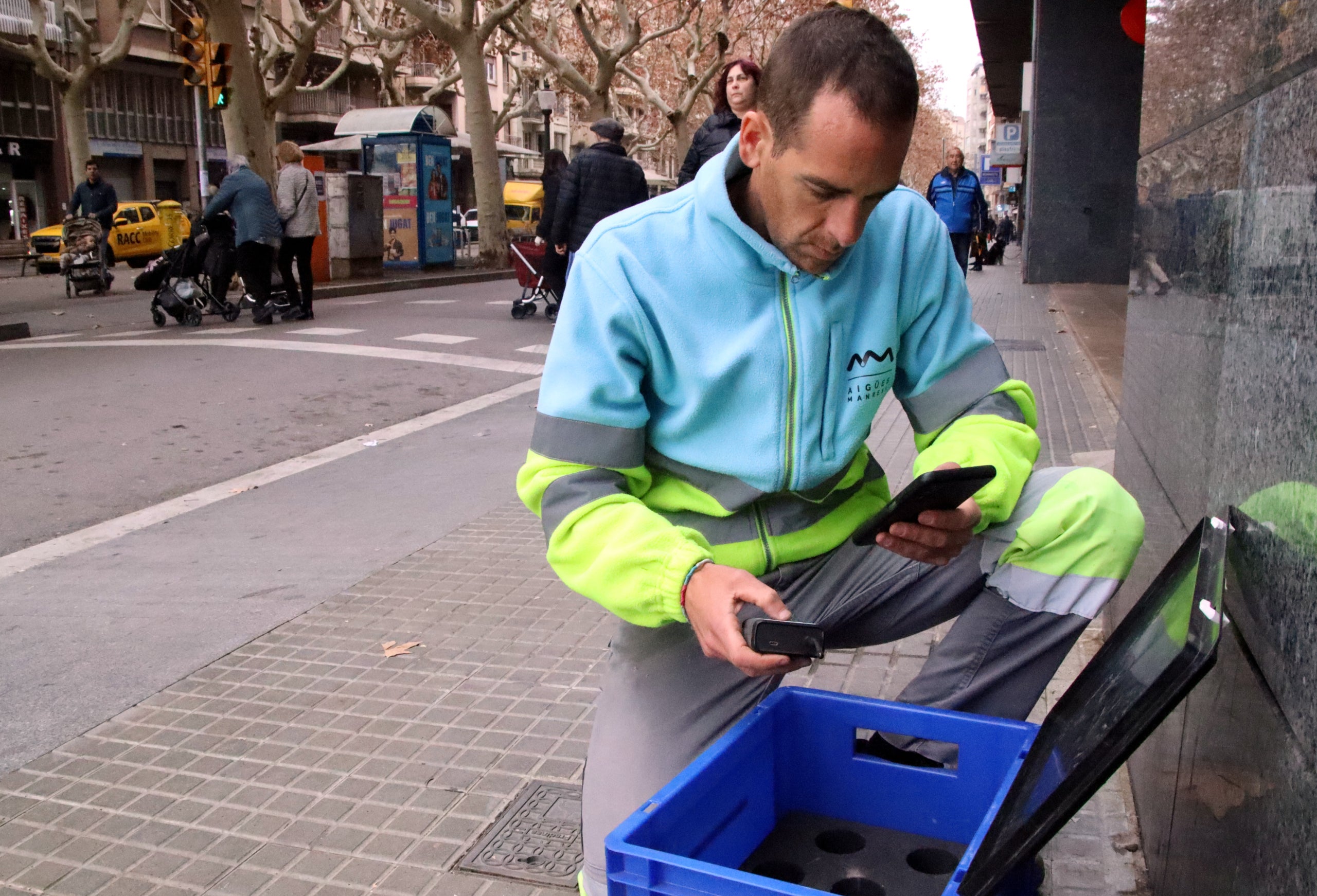 Un operari d'Aigües de Manresa comprova un dels sensors que s'han instal·lat al Passeig Pere III | Laura Busquets (ACN)